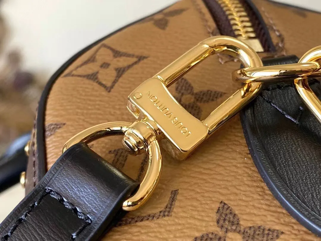 💰1060 (steel hardware) top original order M13146 Speedy Trunk handbag reconstructs the classic design with a bold concept, making an eye-catching appearance at the 2025 Cruise early spring show. Monogram canvas with Monogram Reverse trim shows Nicolas Ghesquiere’s signature brushwork, and the dazzling metal hardware pays homage to the brand’s long trunk-making heritage. The shoulder strap and chain are detachable and can be worn cross-body, over the shoulder or by hand. Dimensions: 20.5 × 16 × 11 cm