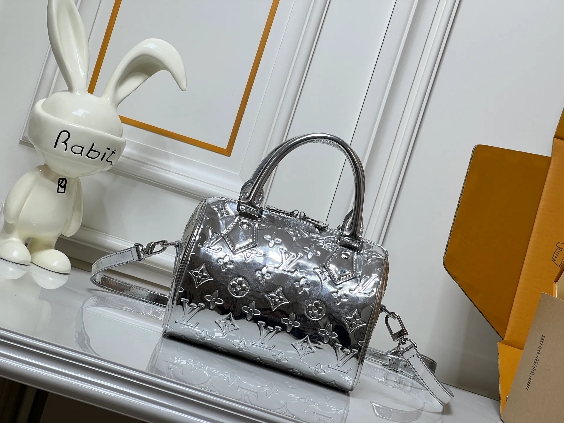 Batch 260💰M11987 M58953 This silver Speedy Bandoulière 20 handbag is from the LV Ski series. It is made of embossed coated canvas decorated with smooth leather trim and bright metal parts, and then uses the new Monogram Miroir effect to declare the retro-futuristic concept. The detachable and adjustable leather shoulder strap allows for a variety of carrying options, and the compact design can accommodate daily needs such as a long wallet. Dimensions: 20.5x13.5x12