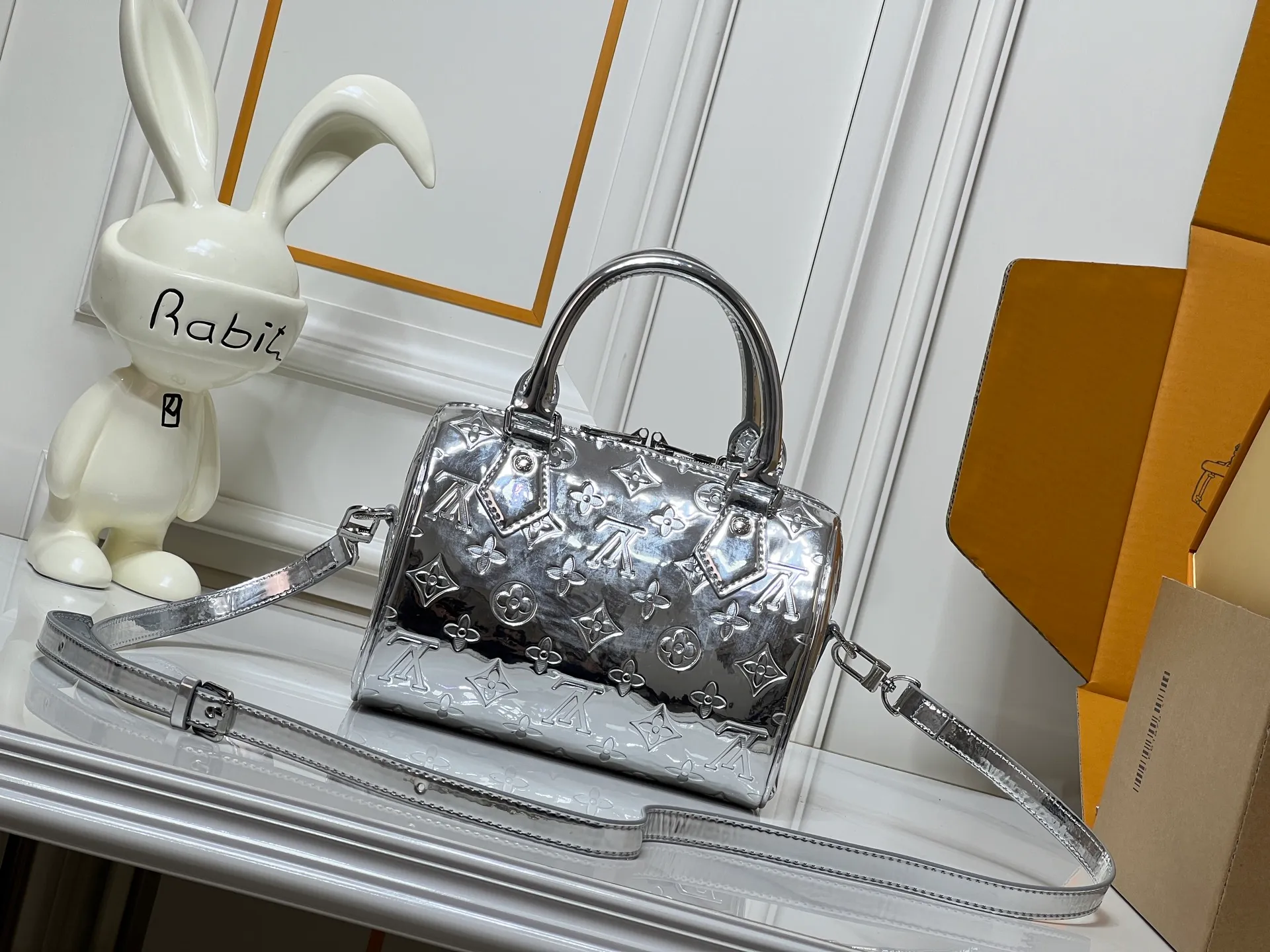 Batch 260💰M11987 M58953 This silver Speedy Bandoulière 20 handbag is from the LV Ski series. It is made of embossed coated canvas decorated with smooth leather trim and bright metal parts, and then uses the new Monogram Miroir effect to declare the retro-futuristic concept. The detachable and adjustable leather shoulder strap allows for a variety of carrying options, and the compact design can accommodate daily needs such as a long wallet. Dimensions: 20.5x13.5x12