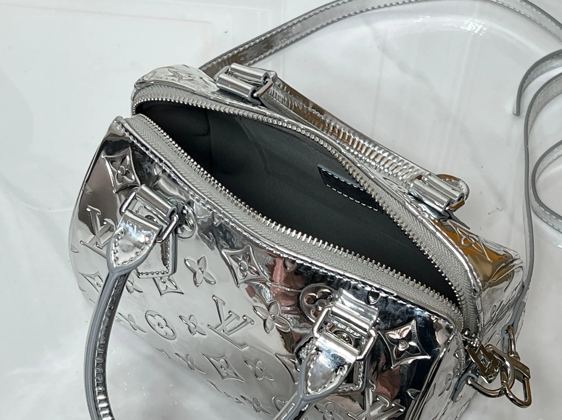 Batch 260💰M11987 M58953 This silver Speedy Bandoulière 20 handbag is from the LV Ski series. It is made of embossed coated canvas decorated with smooth leather trim and bright metal parts, and then uses the new Monogram Miroir effect to declare the retro-futuristic concept. The detachable and adjustable leather shoulder strap allows for a variety of carrying options, and the compact design can accommodate daily needs such as a long wallet. Dimensions: 20.5x13.5x12