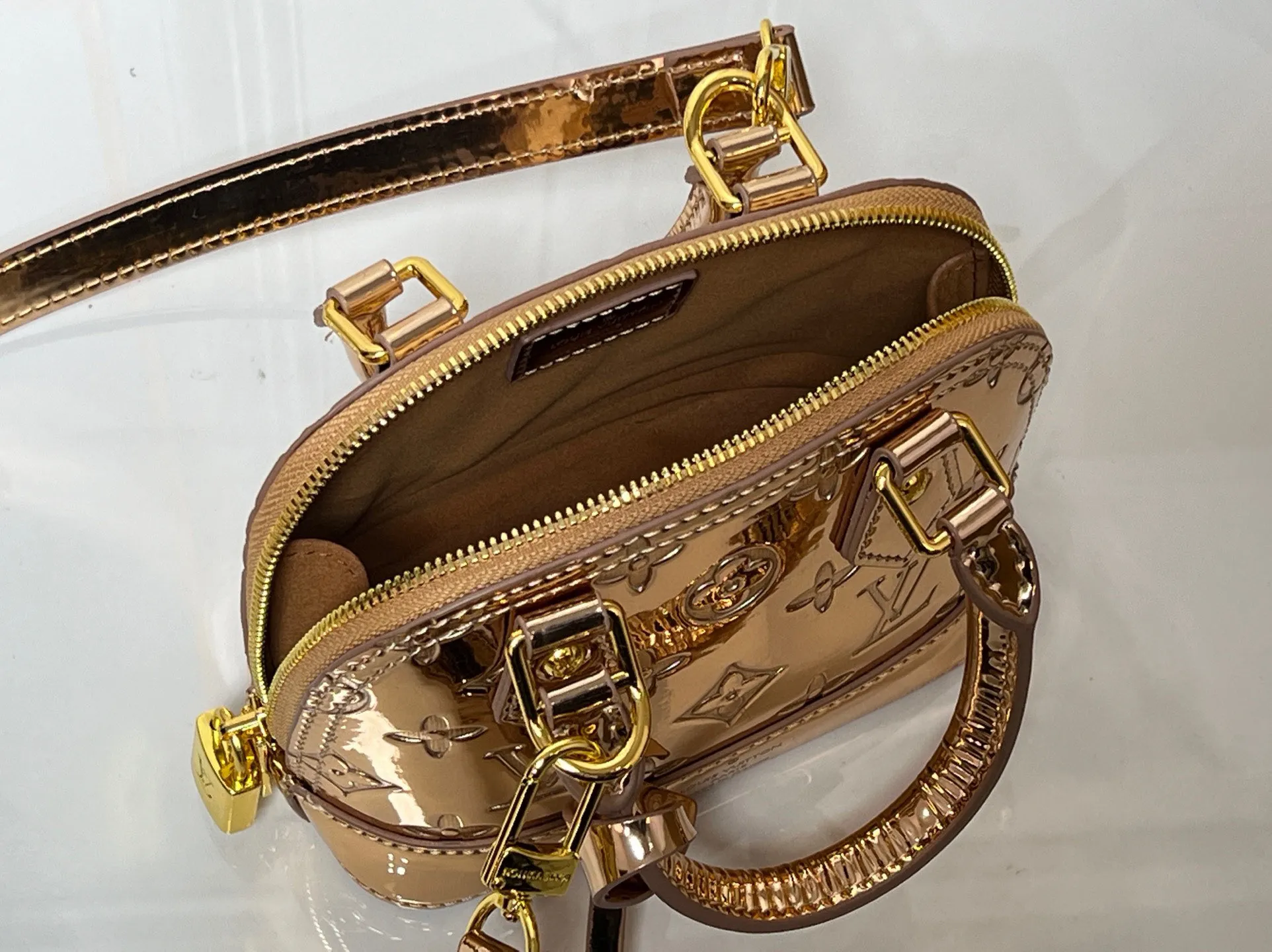 Batch 260💰M11835 M53152 82717 90611 The Alma mini handbag of the LVSki series draws inspiration from the Louis Vuitton archive hard box, rendering a new Monogram Miroir effect on the Monogram embossed coated canvas, highlighting the concept of retro futurism. Spacious interior patch pockets ensure organized storage. Size: 18x12x8cm