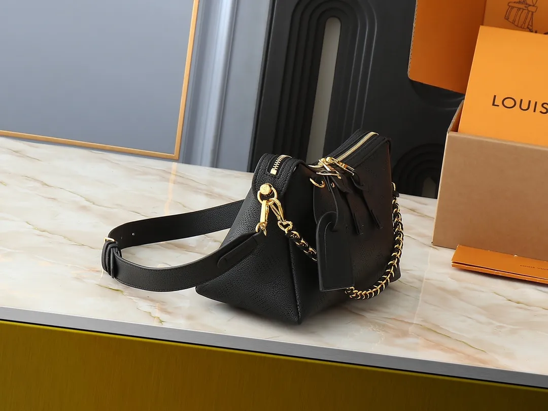 💰240💰Upgraded from the original M13157 M24255 M24114. This Hand It All small handbag uses cow leather to interpret the brand's Bloom elements, incorporates floral imagery into the perforated Monogram pattern, and upgrades the classic style with contrasting brand names. The inner patch pocket is convenient for storing mobile phones, and the woven chain allows for flexible switching between cross-body or shoulder wear. Dimensions: 29.0 x 18.0 x 13.0 cm (length x height x width)