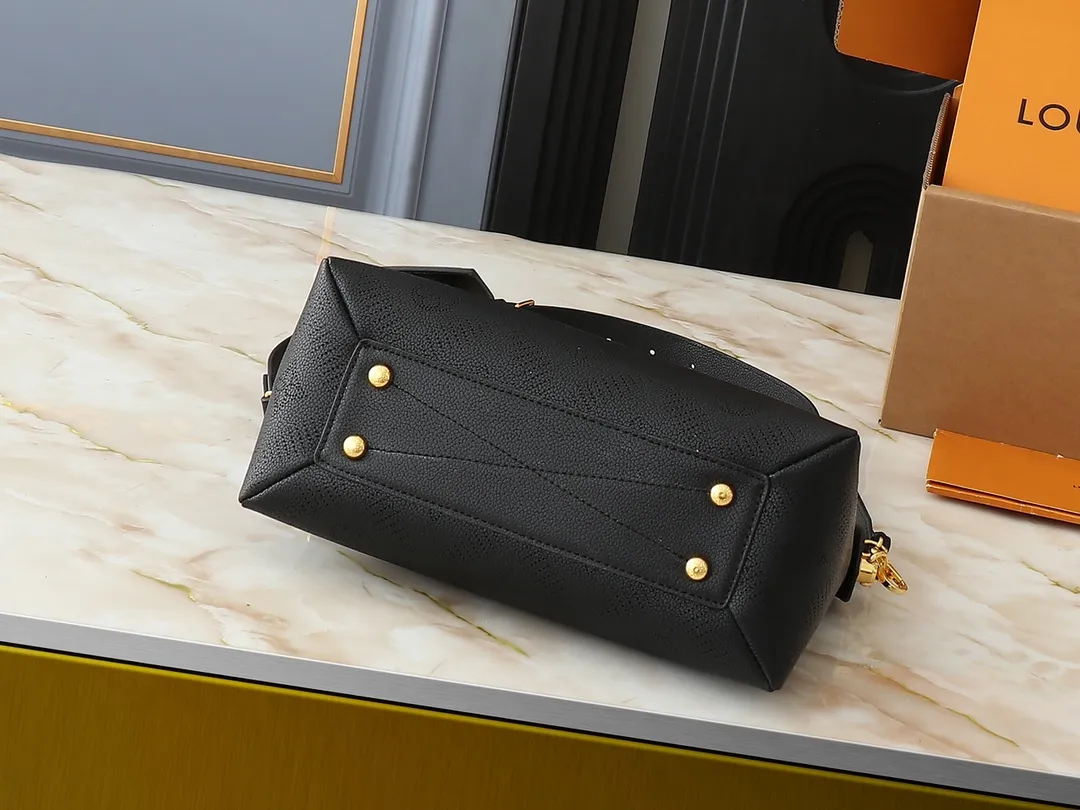 💰240💰Upgraded from the original M13157 M24255 M24114. This Hand It All small handbag uses cow leather to interpret the brand's Bloom elements, incorporates floral imagery into the perforated Monogram pattern, and upgrades the classic style with contrasting brand names. The inner patch pocket is convenient for storing mobile phones, and the woven chain allows for flexible switching between cross-body or shoulder wear. Dimensions: 29.0 x 18.0 x 13.0 cm (length x height x width)