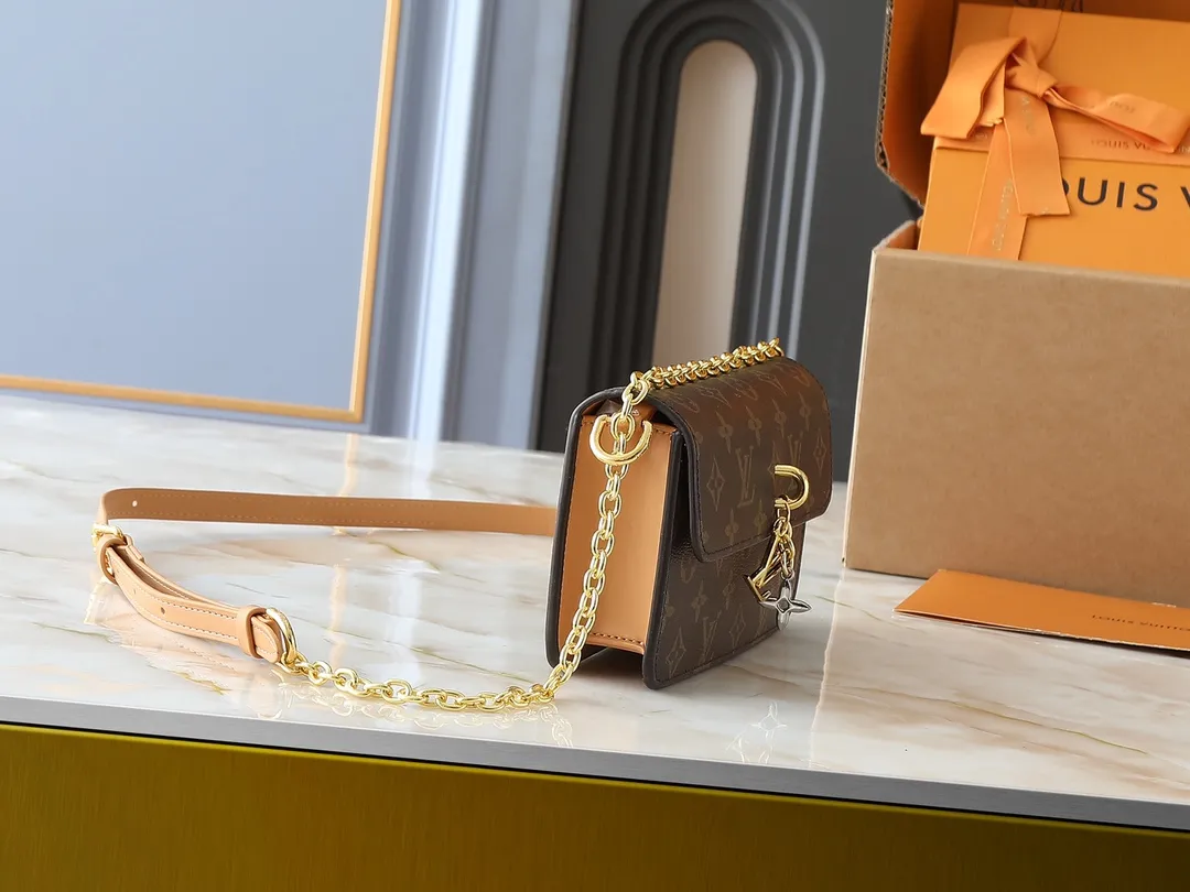 💰240💰Upgraded from the original M14564 M14547 M14581 M14548 This Wallet On Chain handbag is from the Louis Vuitton LV Bloom series. It is cut from cow leather in a fashionable and practical configuration. It's decorated with embellishments inspired by the brand's iconic Monogram pattern. There's plenty of space to store a smartphone, and contrasting metal hardware adds an elegant touch. Dimensions: 20.0 x 11.5 x 4.0 cm (length x height x width)