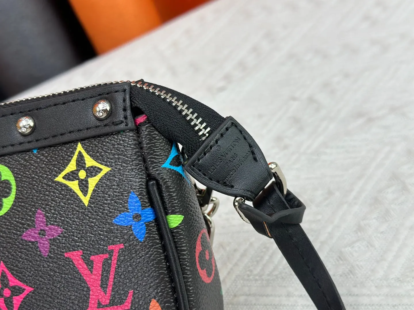 P220 M13404 M13663 Black color White color This Pochette Accessoires handbag is made of coated canvas, with colorful Monogram patterns to interpret the smart style of the Louis Vuitton × Murakami cross-border collaboration series. Calf leather trim and dazzling hardware add to the sophisticated details, while the detachable shoulder strap and chain provide flexible carry. Size: 22x13x4cm