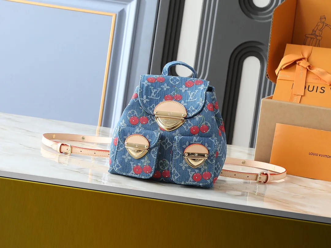 💰320💰Upgraded from the original M13679 M46836 M13031 M13081 This Venice backpack is from the Louis Vuitton x Takashi Murakami replica series. It incorporates personalized cherry embroidery into Monogram denim, using interesting brushwork to interpret the colorful interest painted by Japanese artists. Fine leather outlines the slender shoulder straps, and shiny buckles accentuate the flap and outer pocket. Dimensions: 24.0 x 26.0 x 7.0 cm (length x height x width)