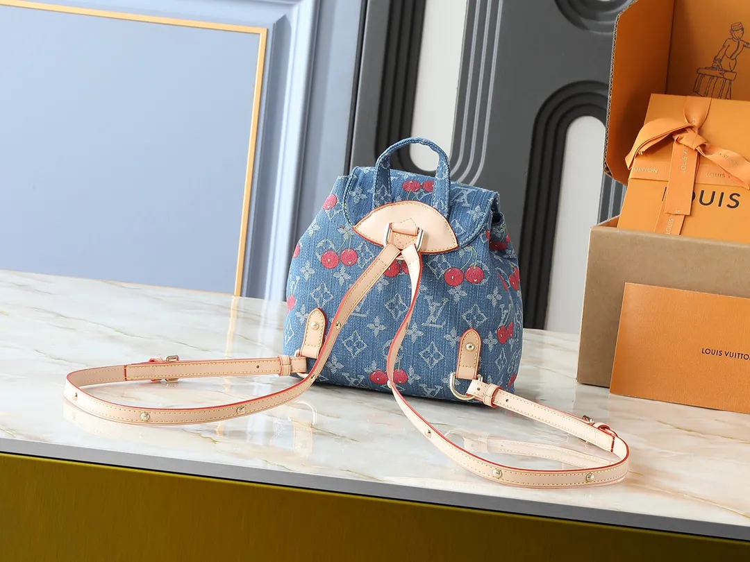💰320💰Upgraded from the original M13679 M46836 M13031 M13081 This Venice backpack is from the Louis Vuitton x Takashi Murakami replica series. It incorporates personalized cherry embroidery into Monogram denim, using interesting brushwork to interpret the colorful interest painted by Japanese artists. Fine leather outlines the slender shoulder straps, and shiny buckles accentuate the flap and outer pocket. Dimensions: 24.0 x 26.0 x 7.0 cm (length x height x width)