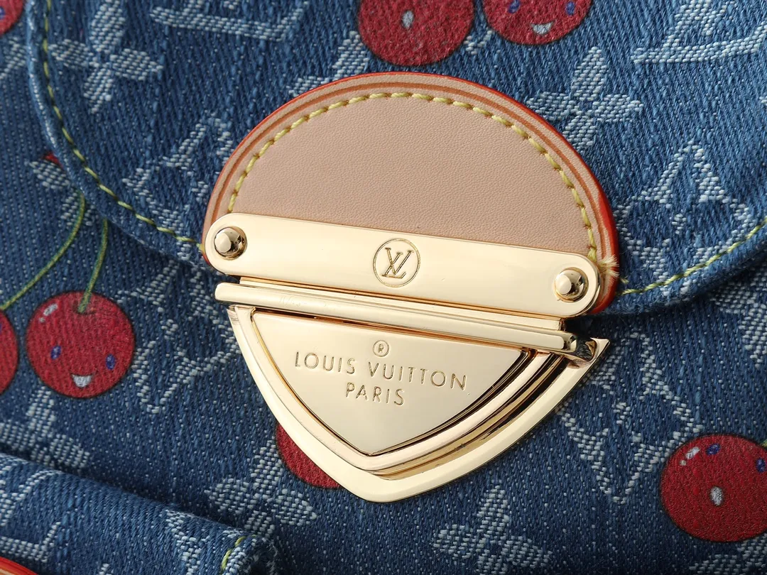💰320💰Upgraded from the original M13679 M46836 M13031 M13081 This Venice backpack is from the Louis Vuitton x Takashi Murakami replica series. It incorporates personalized cherry embroidery into Monogram denim, using interesting brushwork to interpret the colorful interest painted by Japanese artists. Fine leather outlines the slender shoulder straps, and shiny buckles accentuate the flap and outer pocket. Dimensions: 24.0 x 26.0 x 7.0 cm (length x height x width)