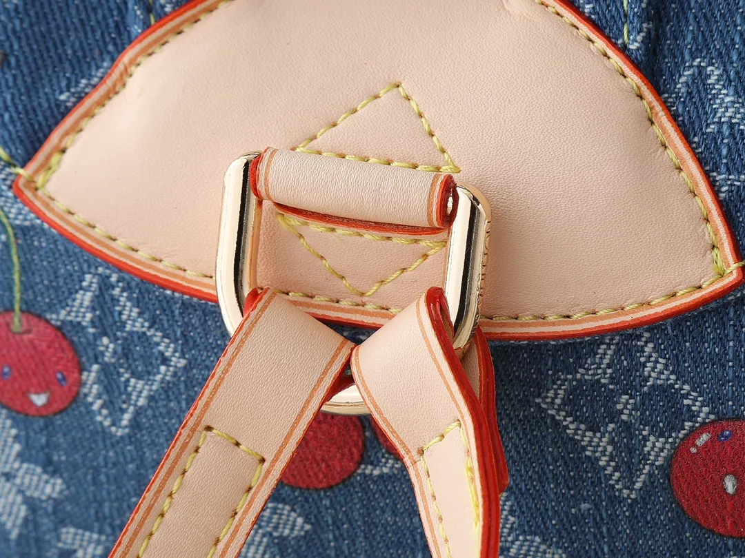 💰320💰Upgraded from the original M13679 M46836 M13031 M13081 This Venice backpack is from the Louis Vuitton x Takashi Murakami replica series. It incorporates personalized cherry embroidery into Monogram denim, using interesting brushwork to interpret the colorful interest painted by Japanese artists. Fine leather outlines the slender shoulder straps, and shiny buckles accentuate the flap and outer pocket. Dimensions: 24.0 x 26.0 x 7.0 cm (length x height x width)