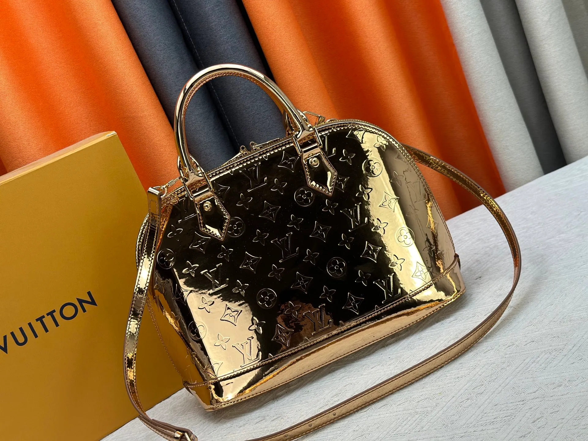 P300 M11835 M53151 The Alma large handbag in the LVSki series draws inspiration from the Louis Vuitton archive hard box. The large Monogram embossed coated canvas renders the new Monogram Miroir effect, highlighting the concept of retro futurism. Spacious interior patch pockets ensure organized storage. Size: 39x30x19cm