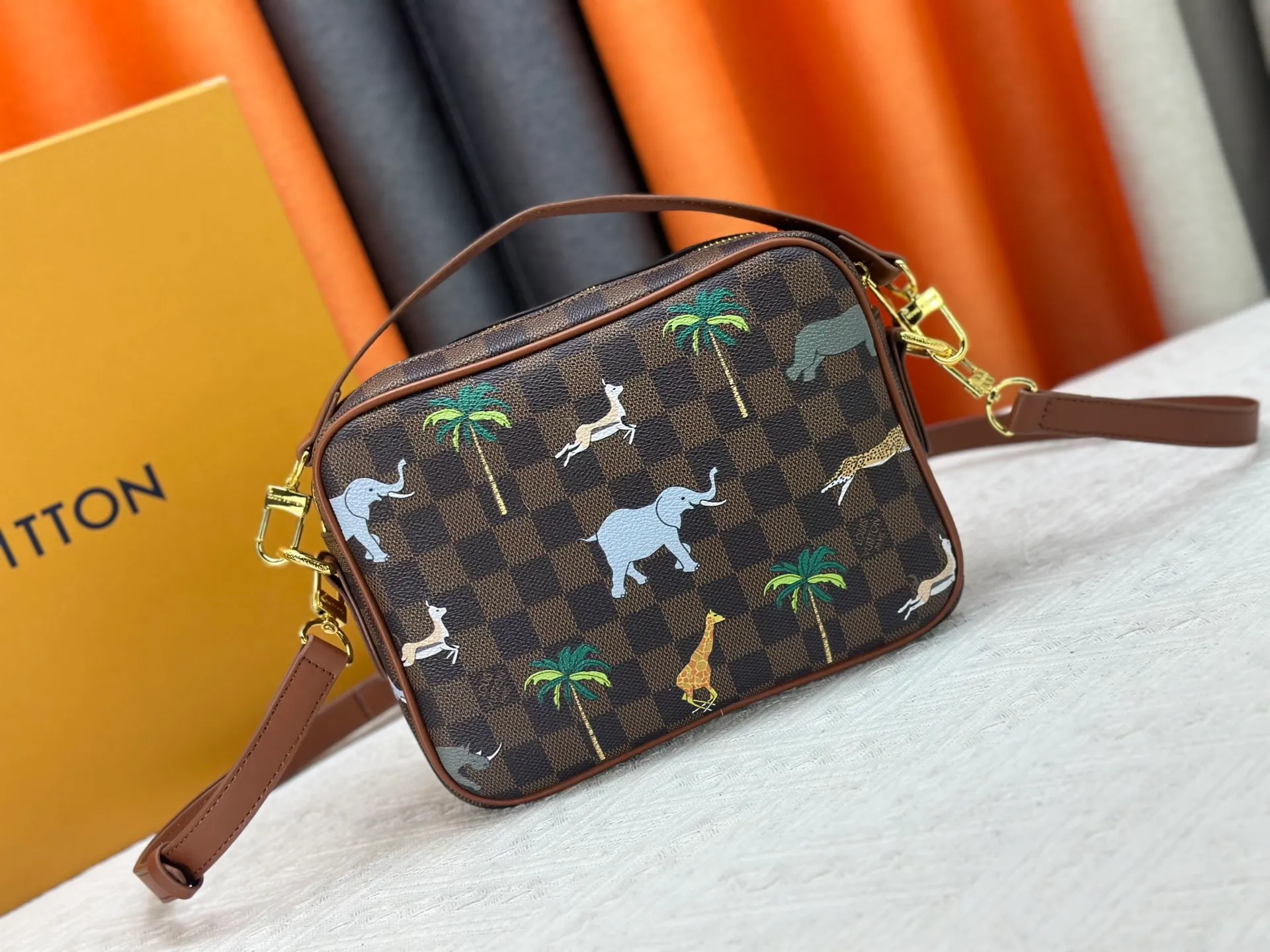 P260 Upgraded original M13987 M14016 M14988 M26068 M15296 M14682 M14025 This Nil handbag shines with the elegant luster of cow leather, and the Louis Vuitton Paris patch is fixed on the front with beaded rivets. The side lock buckle highlights the urban style, and the main compartment zipper pull is embellished with LV lettering. Dimensions: 25.0 x 17.5 x 11.0 cm (length x height x width)