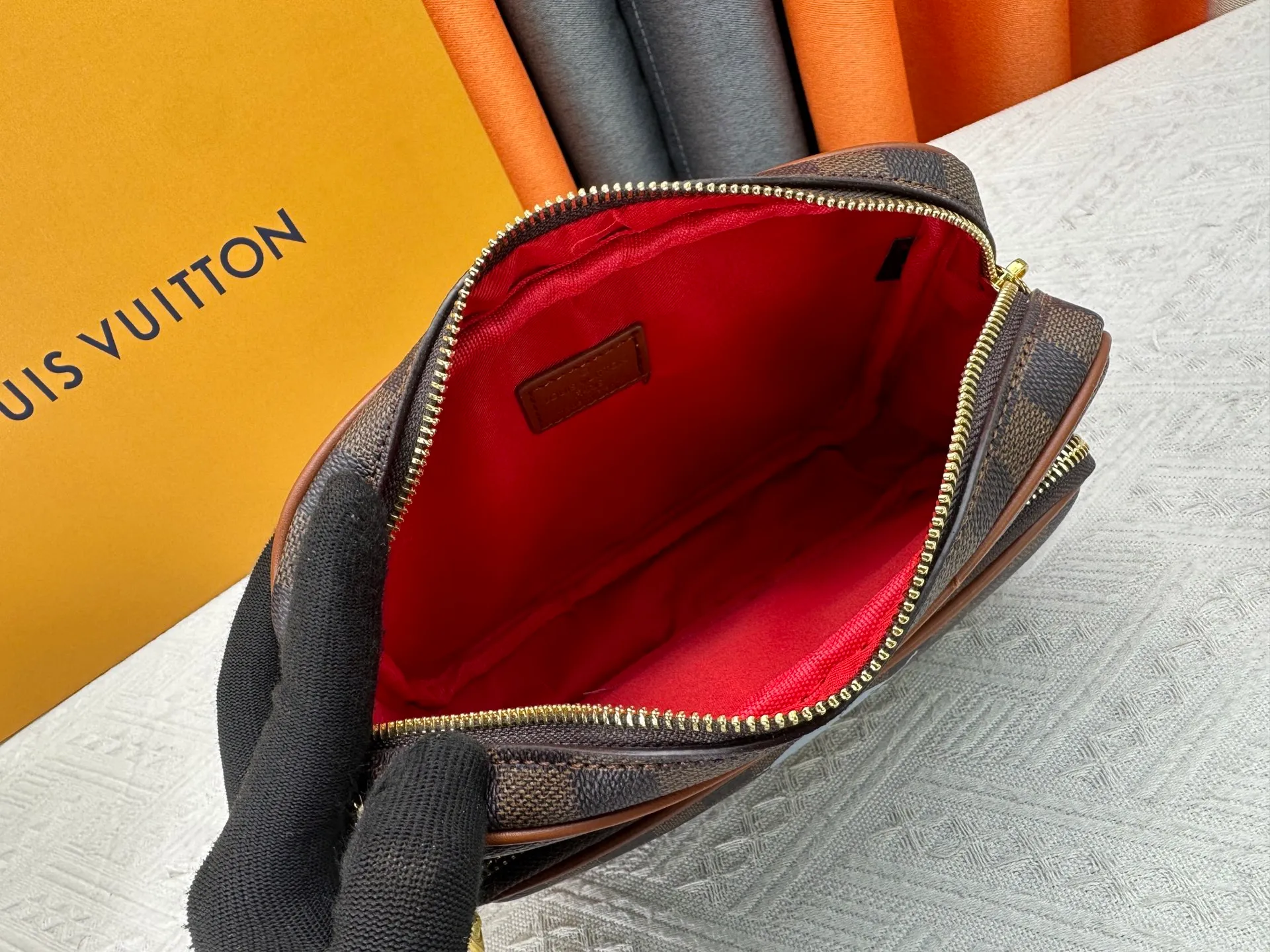 P260 Upgraded original M13987 M14016 M14988 M26068 M15296 M14682 M14025 This Nil handbag shines with the elegant luster of cow leather, and the Louis Vuitton Paris patch is fixed on the front with beaded rivets. The side lock buckle highlights the urban style, and the main compartment zipper pull is embellished with LV lettering. Dimensions: 25.0 x 17.5 x 11.0 cm (length x height x width)