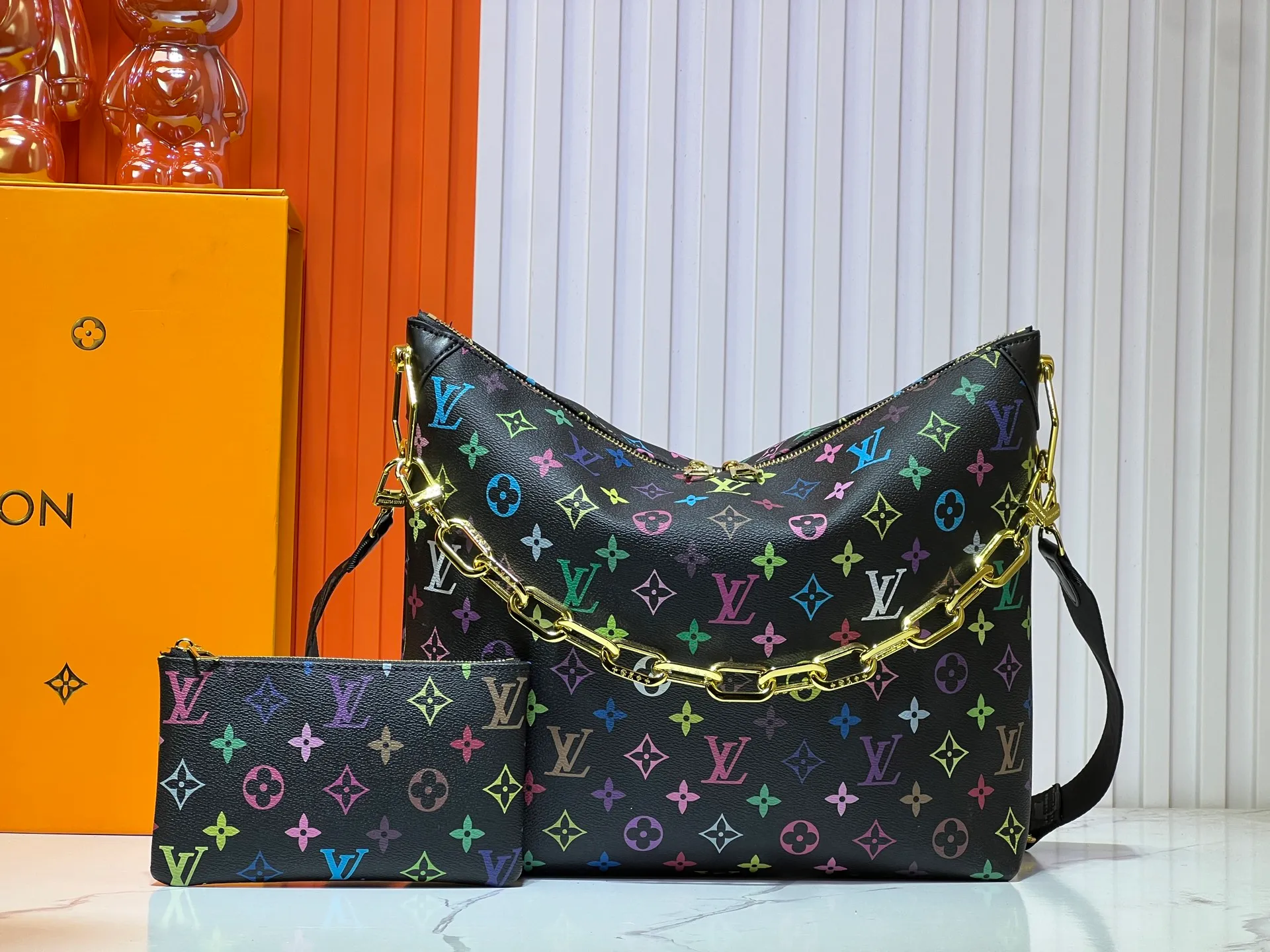 Batch 260💰Upgraded original M12068 M12071 M12072 This new Coussin series of hobo bags combines fashion and functionality, and combines the series’ iconic design elements. The bag is made of smooth cotton-paved leather and is embossed with the brand's Monogram pattern. The signature thick chain strap is accented with gold-tone hardware, while the wide detachable textile shoulder strap allows you to carry it in different ways. This versatile style is large enough to hold a laptop and features a removable zip pocket. Dimensions: 38x33x10 cm