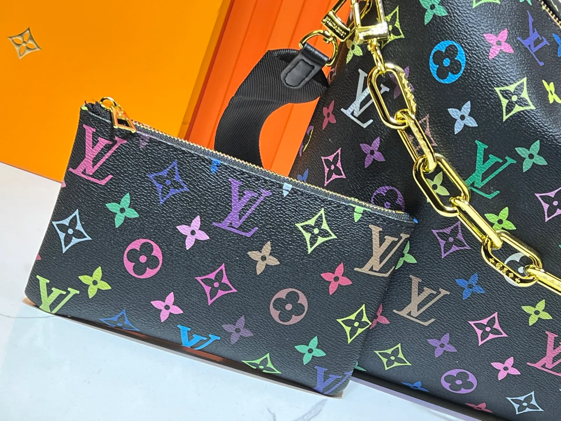 Batch 260💰Upgraded original M12068 M12071 M12072 This new Coussin series of hobo bags combines fashion and functionality, and combines the series’ iconic design elements. The bag is made of smooth cotton-paved leather and is embossed with the brand's Monogram pattern. The signature thick chain strap is accented with gold-tone hardware, while the wide detachable textile shoulder strap allows you to carry it in different ways. This versatile style is large enough to hold a laptop and features a removable zip pocket. Dimensions: 38x33x10 cm