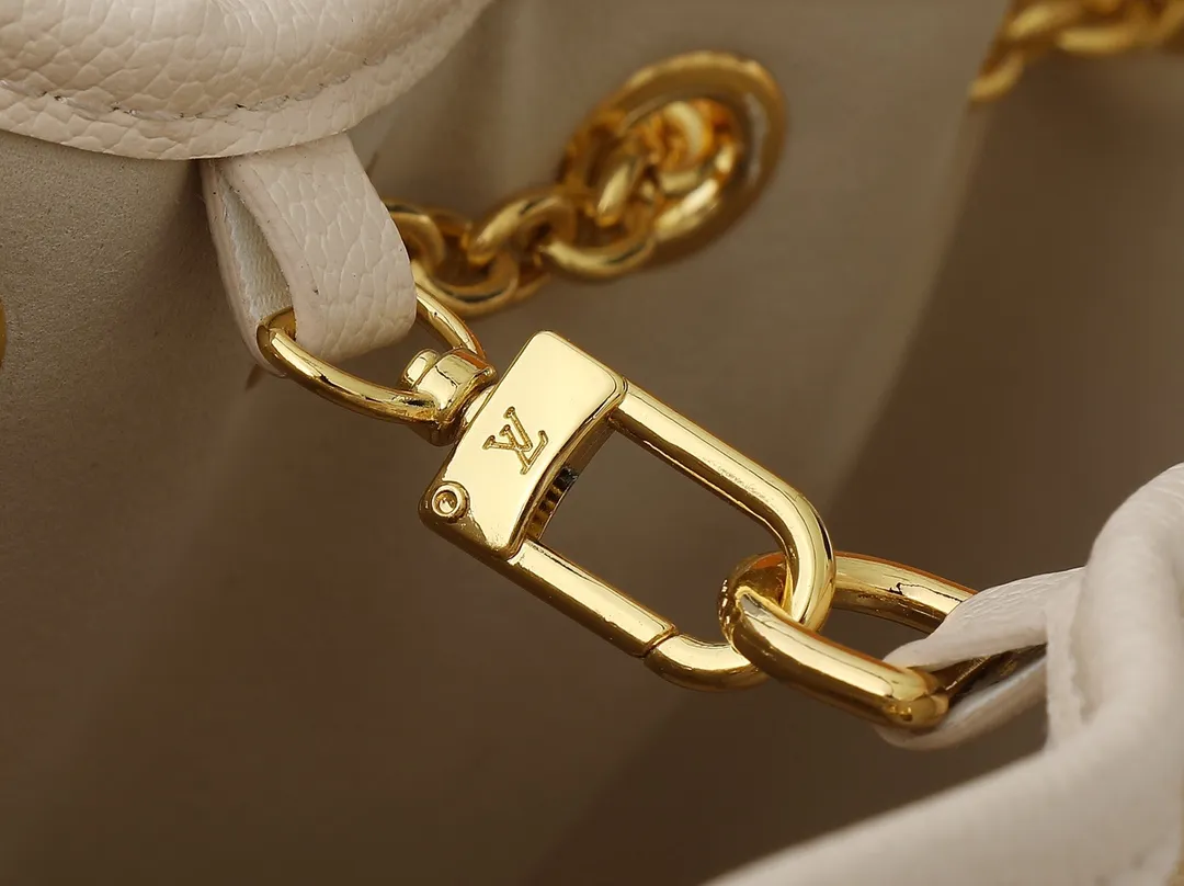 💰260💰Upgraded original version ✨M11283 M25453 M47209 M46545 M46492 This Summer Bundle handbag is from the Dégradé series. The new drawstring design adds a summer atmosphere. The Monogram Empreinte embossed leather bag features a gradient tone to brighten any seasonal look. The double handles and detachable cross-body strap provide a variety of stylish carrying options, making it a great companion for travel day and night. Detailed features: 28 x 20 x 11.5 (Length x Height x Width)