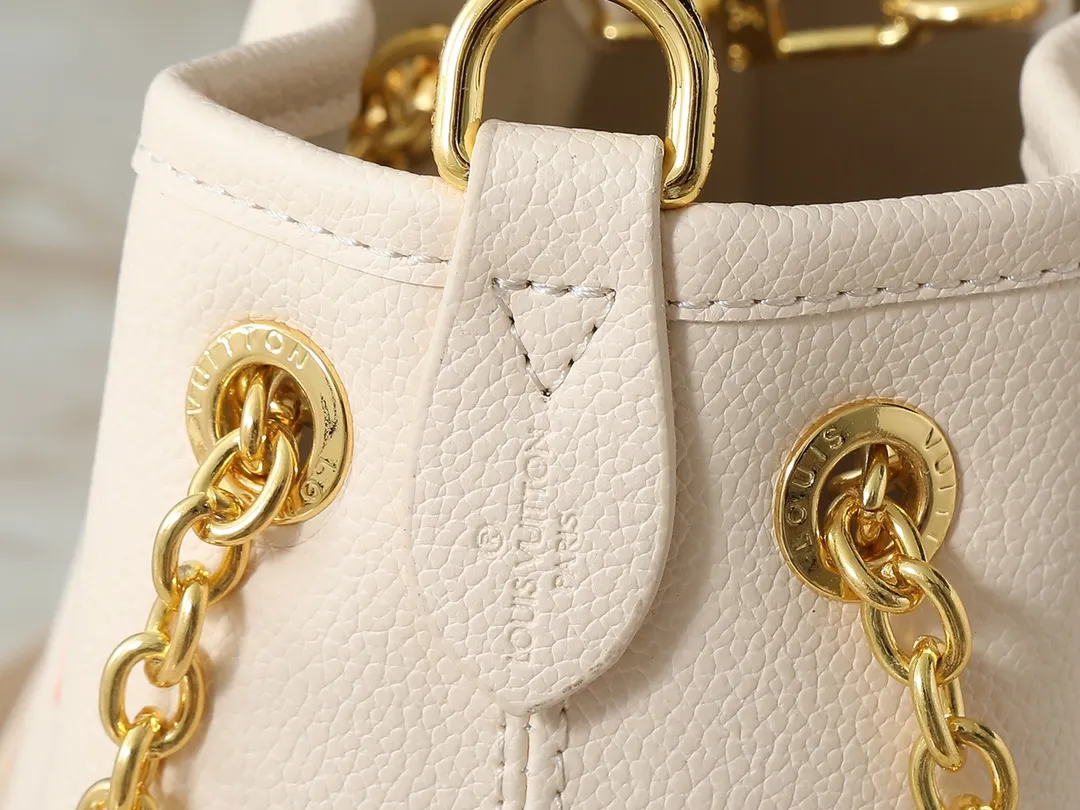 💰260💰Upgraded original version ✨M11283 M25453 M47209 M46545 M46492 This Summer Bundle handbag is from the Dégradé series. The new drawstring design adds a summer atmosphere. The Monogram Empreinte embossed leather bag features a gradient tone to brighten any seasonal look. The double handles and detachable cross-body strap provide a variety of stylish carrying options, making it a great companion for travel day and night. Detailed features: 28 x 20 x 11.5 (Length x Height x Width)