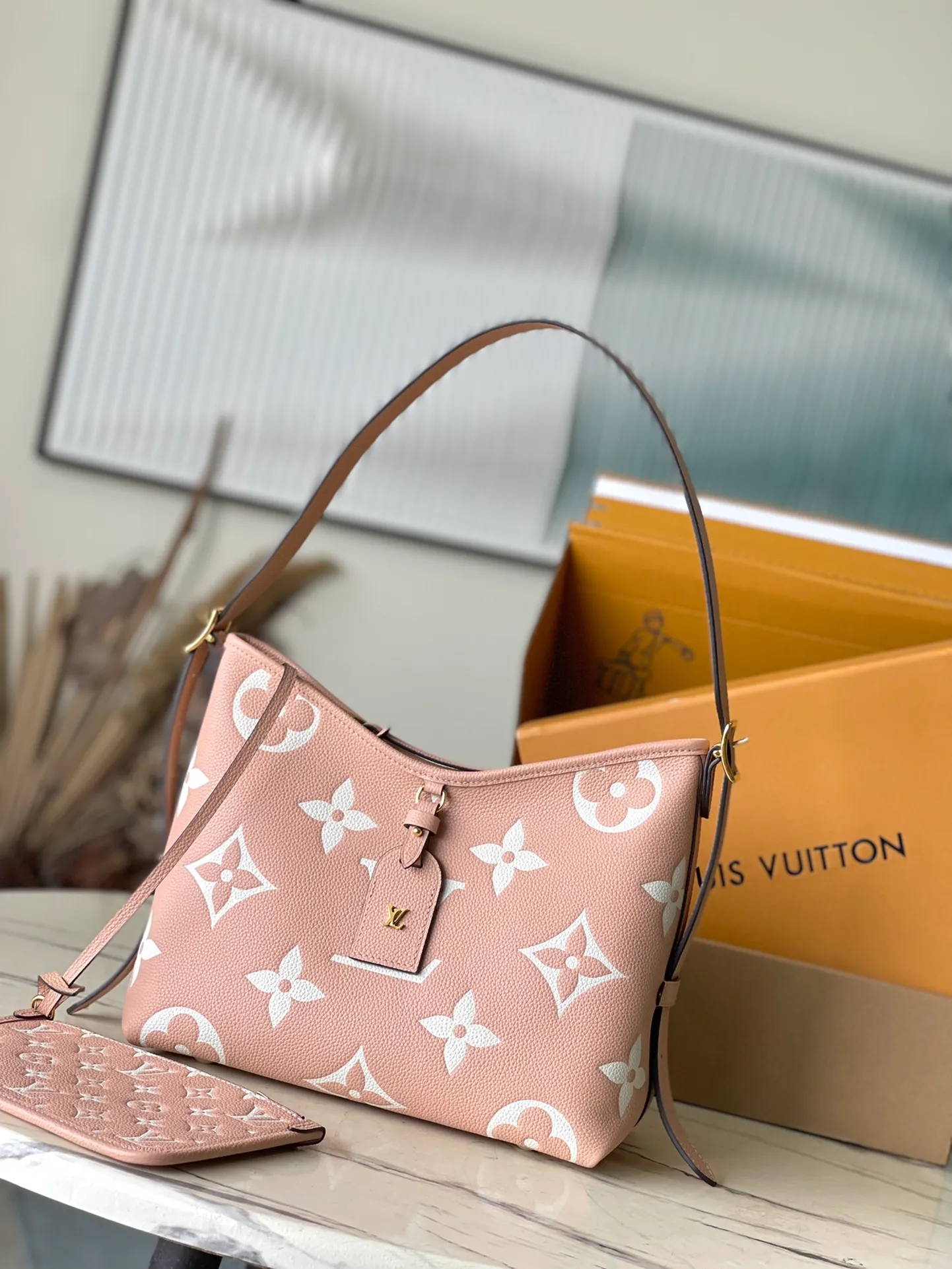 💰1180 (top layer leather) top original order M46298 This small CarryAll handbag is made of Monogram Empreinte embossed leather, with a soft texture that fits the body shape. The sophisticated interior features a detachable zippered pocket, which can be safely opened and closed for daily use. Adjustable shoulder strap allows for hand, shoulder and cross-body wear options. Dimensions: 29.5 × 24 × 12 cm