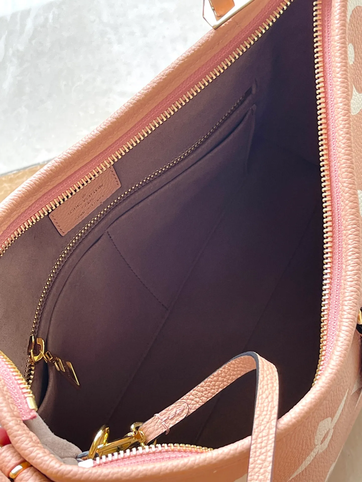 💰1180 (top layer leather) top original order M46298 This small CarryAll handbag is made of Monogram Empreinte embossed leather, with a soft texture that fits the body shape. The sophisticated interior features a detachable zippered pocket, which can be safely opened and closed for daily use. Adjustable shoulder strap allows for hand, shoulder and cross-body wear options. Dimensions: 29.5 × 24 × 12 cm