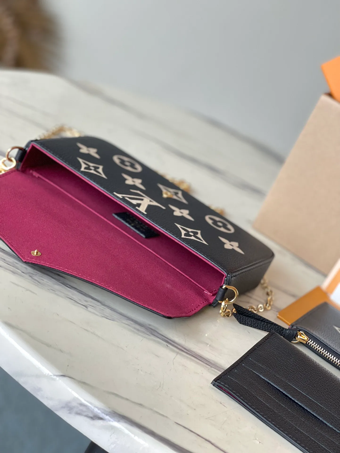 💰740 (top layer leather) top original order M80482, black silk screen, support counter inspection, photo taken of duty-free goods consistent with product, unopened packaging. This product is an exclusive duty-free product in the market and is the highest-end product. Inspection is supported. This product has passed strict inspection and is flawless. Please wear gloves when touching the product. This product is not returnable or exchangeable. Please confirm the product first and then remove the label on the handle. This product is temporarily not open to the public, only regular customers, and is in short supply. Dimensions: 25 x 14.5 x 4.5 cm