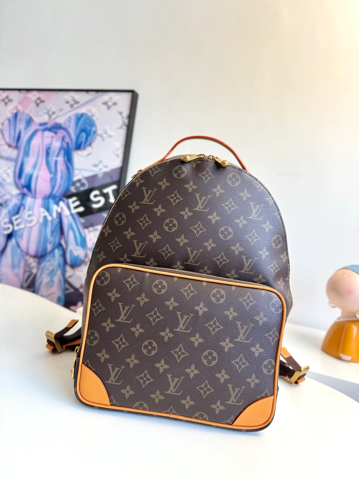 💰940 Exclusive real shot of the top original single M25979! This Discovery Cargo backpack is made of Monogram canvas with distressed cow leather trim and a solid fabric lining, upgrading your daily look with a handsome style. There's plenty of room for a 14-inch laptop, a front cargo pocket makes it easy to store a small tablet, and an interior slip pocket keeps your phone and wallet handy. Size: 39×30×19cm