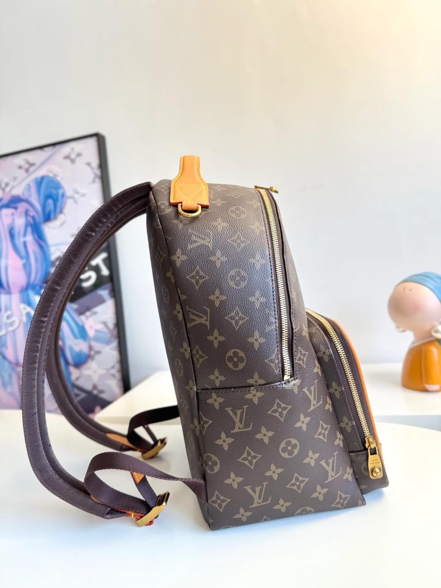 💰940 Exclusive real shot of the top original single M25979! This Discovery Cargo backpack is made of Monogram canvas with distressed cow leather trim and a solid fabric lining, upgrading your daily look with a handsome style. There's plenty of room for a 14-inch laptop, a front cargo pocket makes it easy to store a small tablet, and an interior slip pocket keeps your phone and wallet handy. Size: 39×30×19cm