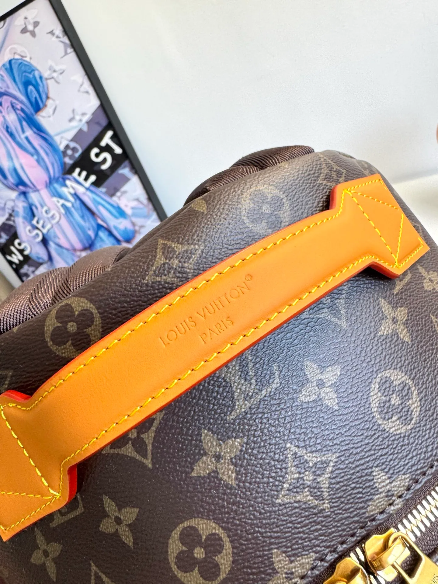 💰940 Exclusive real shot of the top original single M25979! This Discovery Cargo backpack is made of Monogram canvas with distressed cow leather trim and a solid fabric lining, upgrading your daily look with a handsome style. There's plenty of room for a 14-inch laptop, a front cargo pocket makes it easy to store a small tablet, and an interior slip pocket keeps your phone and wallet handy. Size: 39×30×19cm