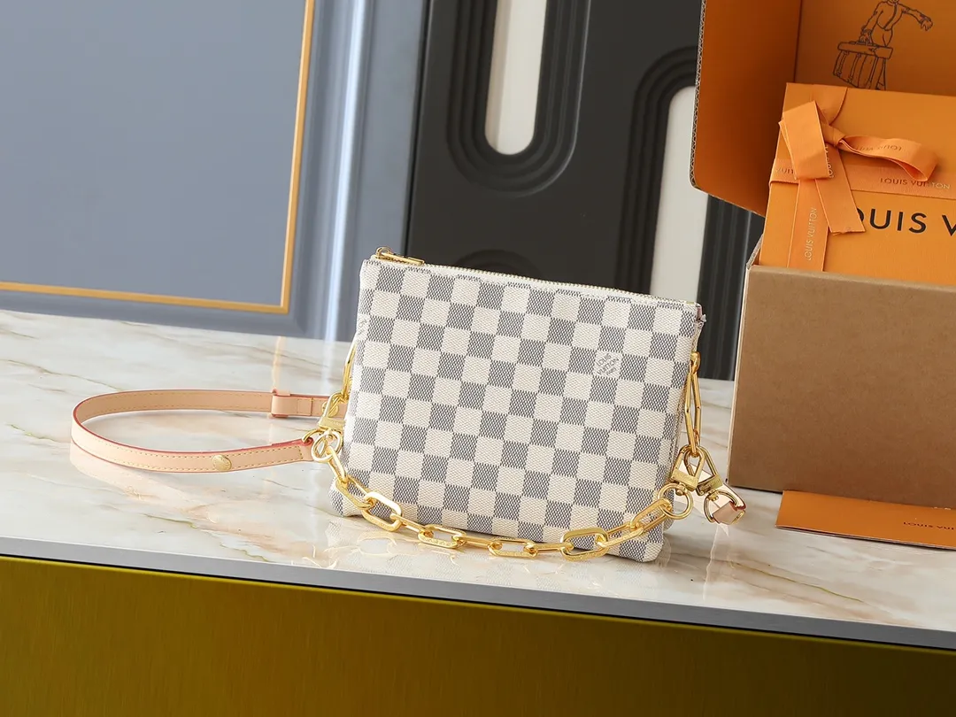 💰240💰Upgraded from the original M59598 M59389 M59396 M13233 M21259 M25218 M20770 M11401 This Coussin BB handbag is made of soft sheep leather with an embossed Monogram pattern. It has an inner compartment in a compact silhouette, making it an elegant choice for both day and night. Both the chunky chain and slim leather strap are removable, allowing for a variety of styling possibilities. Dimensions: 21.0 x 16.0 x 7.0 cm (length x height x width)