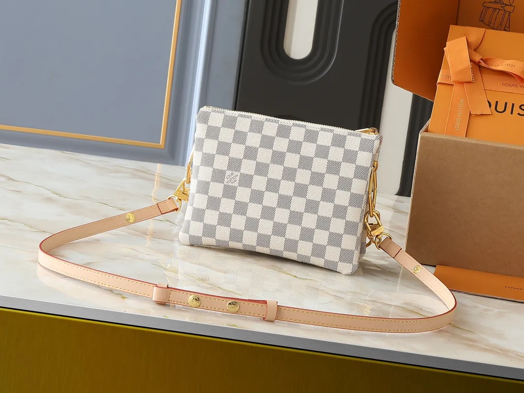 💰240💰Upgraded from the original M59598 M59389 M59396 M13233 M21259 M25218 M20770 M11401 This Coussin BB handbag is made of soft sheep leather with an embossed Monogram pattern. It has an inner compartment in a compact silhouette, making it an elegant choice for both day and night. Both the chunky chain and slim leather strap are removable, allowing for a variety of styling possibilities. Dimensions: 21.0 x 16.0 x 7.0 cm (length x height x width)