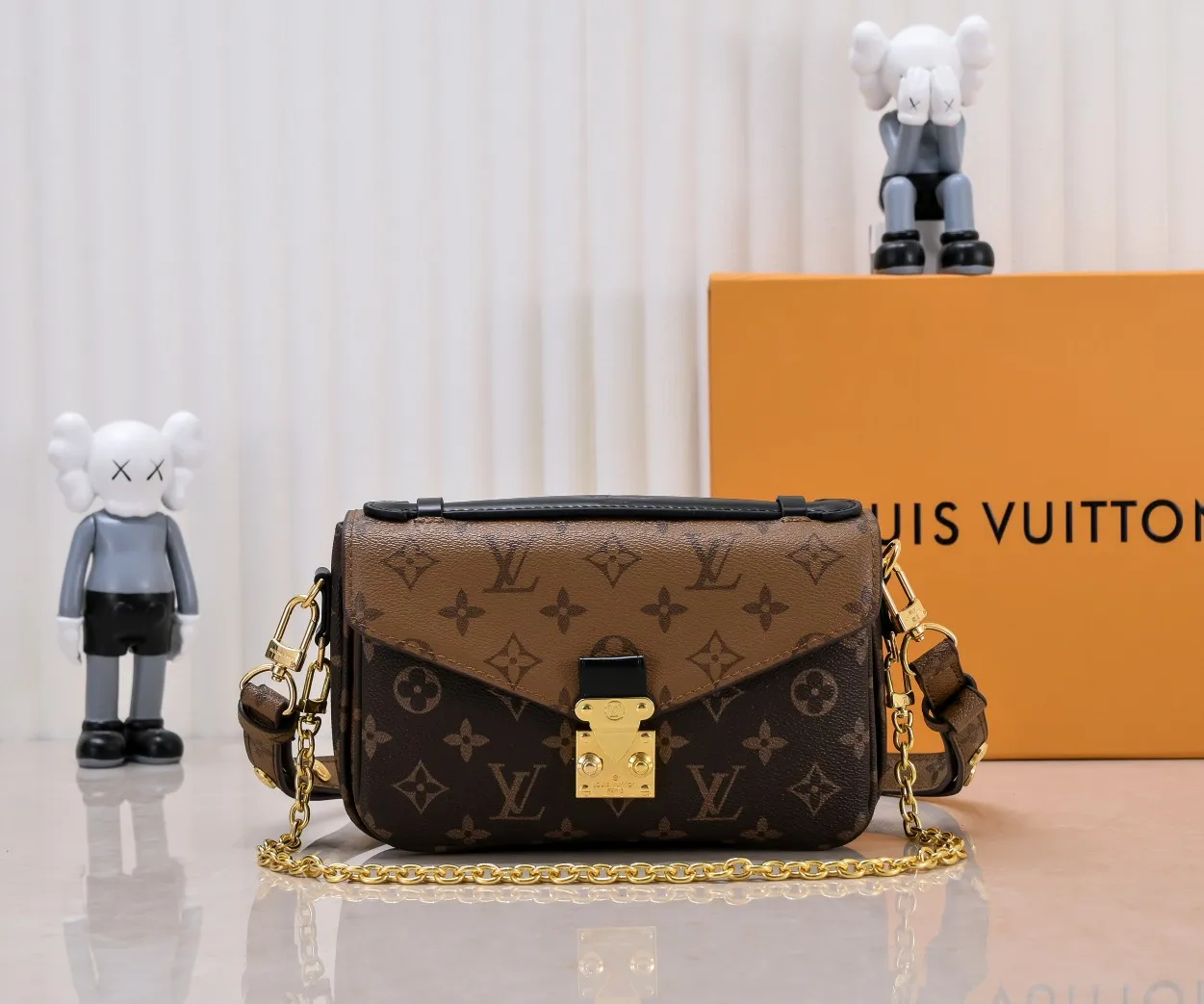 ¥280💰 Exclusive real shot-upgraded version ‼ ️M46279 presbyopia, yellow flower] LV messenger bag comes in small size. The East West Métis handbag adopts a fashionable shoulder bag shape and is full of trend. The compact bag is made from the brand's Monogram canvas, equipped with a chic S-lock closure and stylish top handles, and has a shiny polished surface. Versatile and spacious. The removable long shoulder strap makes it easy to carry on the shoulder or cross-body. It is a good companion for daily travel. Size 21.5x6x13.5cm