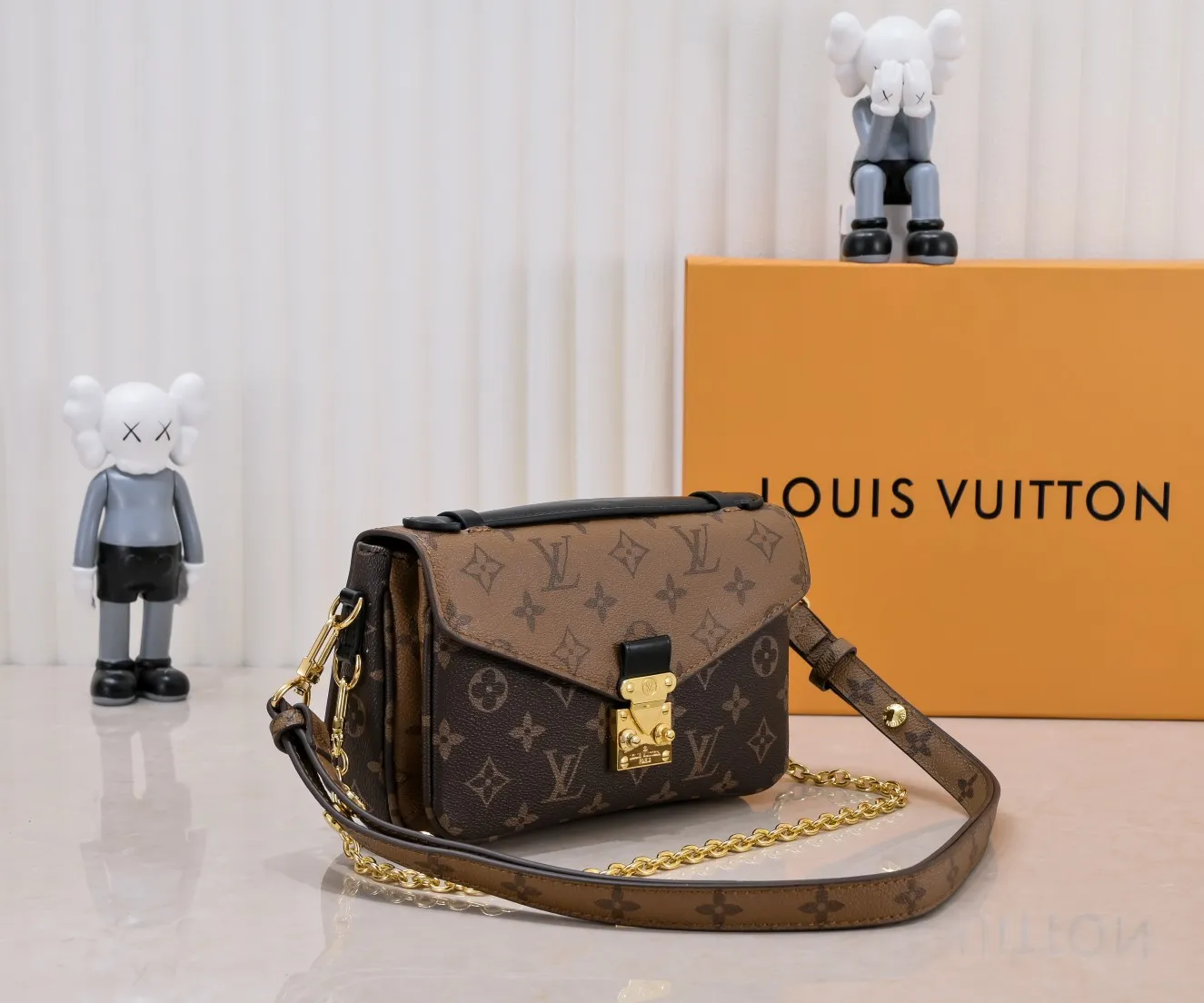 ¥280💰 Exclusive real shot-upgraded version ‼ ️M46279 presbyopia, yellow flower] LV messenger bag comes in small size. The East West Métis handbag adopts a fashionable shoulder bag shape and is full of trend. The compact bag is made from the brand's Monogram canvas, equipped with a chic S-lock closure and stylish top handles, and has a shiny polished surface. Versatile and spacious. The removable long shoulder strap makes it easy to carry on the shoulder or cross-body. It is a good companion for daily travel. Size 21.5x6x13.5cm