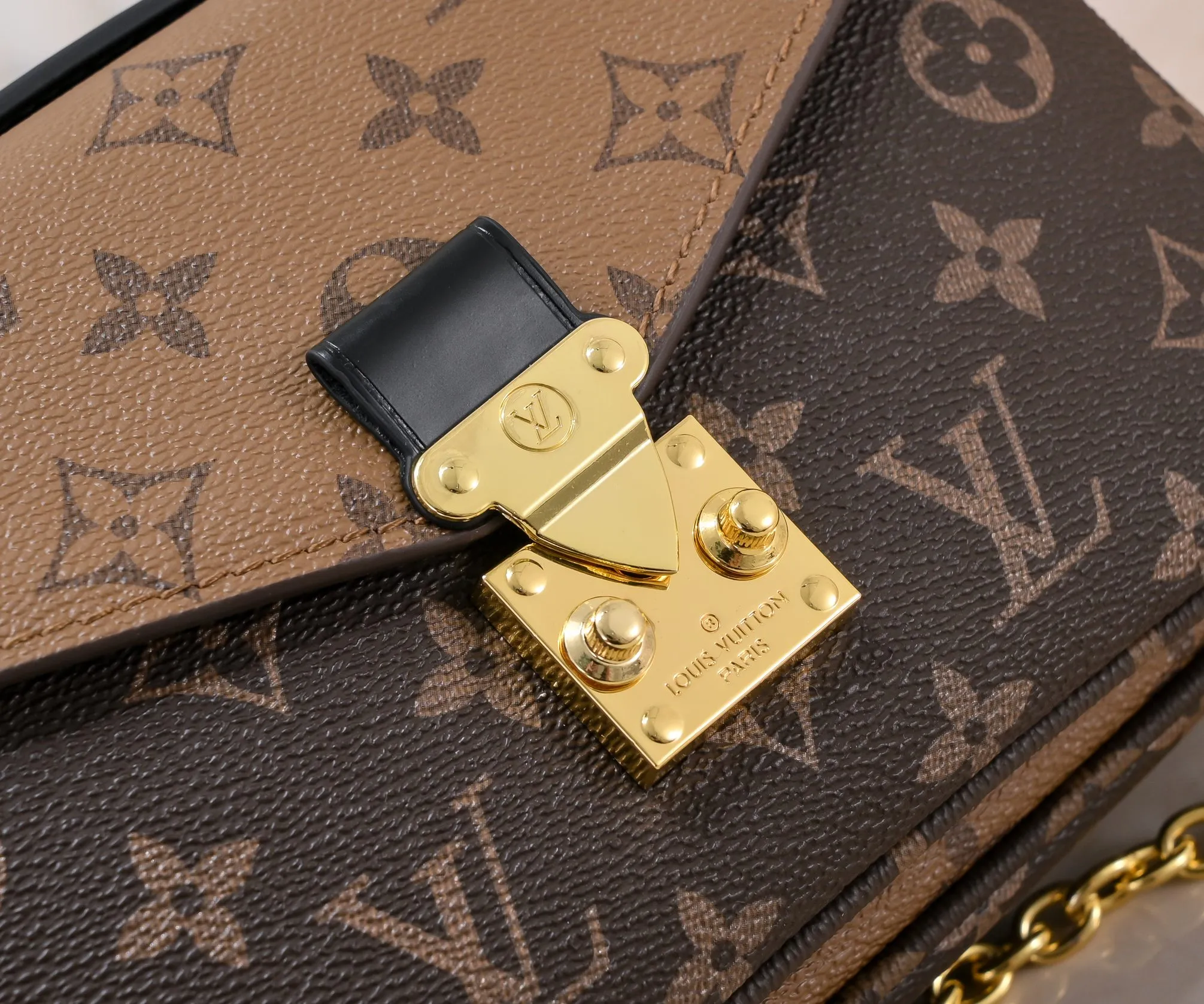 ¥280💰 Exclusive real shot-upgraded version ‼ ️M46279 presbyopia, yellow flower] LV messenger bag comes in small size. The East West Métis handbag adopts a fashionable shoulder bag shape and is full of trend. The compact bag is made from the brand's Monogram canvas, equipped with a chic S-lock closure and stylish top handles, and has a shiny polished surface. Versatile and spacious. The removable long shoulder strap makes it easy to carry on the shoulder or cross-body. It is a good companion for daily travel. Size 21.5x6x13.5cm