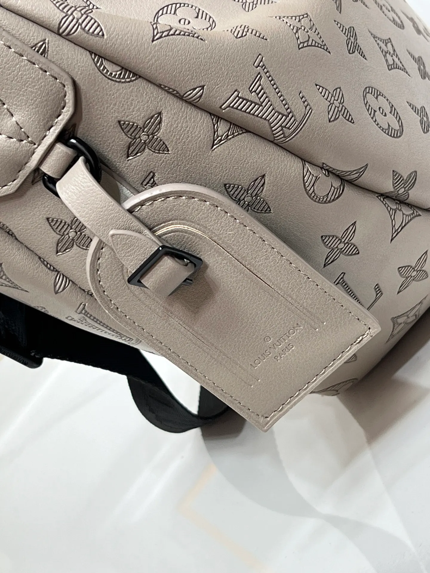 Batch 280💰Upgraded original M24468 M12850 This Hobo Hamac handbag is made of Monogram Shadow embossed cow leather to create a close-fitting design, and is equipped with a large crescent shape and an adjustable shoulder strap. The soft bag body is embossed with Monogram flowers and LV letters, and the matte texture adds a sporty feel. Dimensions: 39 x 19 x 10 (cm) ((length x height x width)
