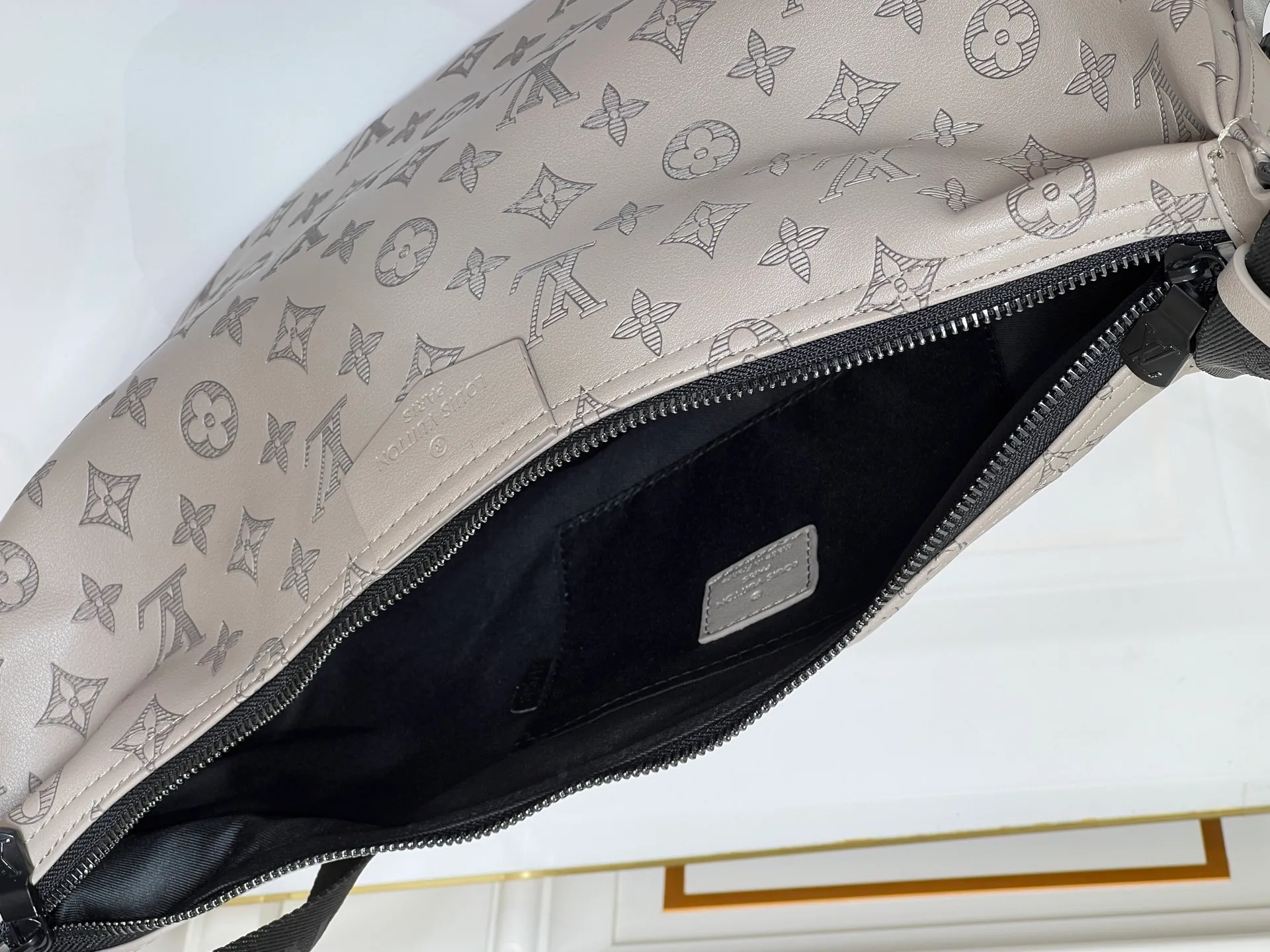 Batch 280💰Upgraded original M24468 M12850 This Hobo Hamac handbag is made of Monogram Shadow embossed cow leather to create a close-fitting design, and is equipped with a large crescent shape and an adjustable shoulder strap. The soft bag body is embossed with Monogram flowers and LV letters, and the matte texture adds a sporty feel. Dimensions: 39 x 19 x 10 (cm) ((length x height x width)