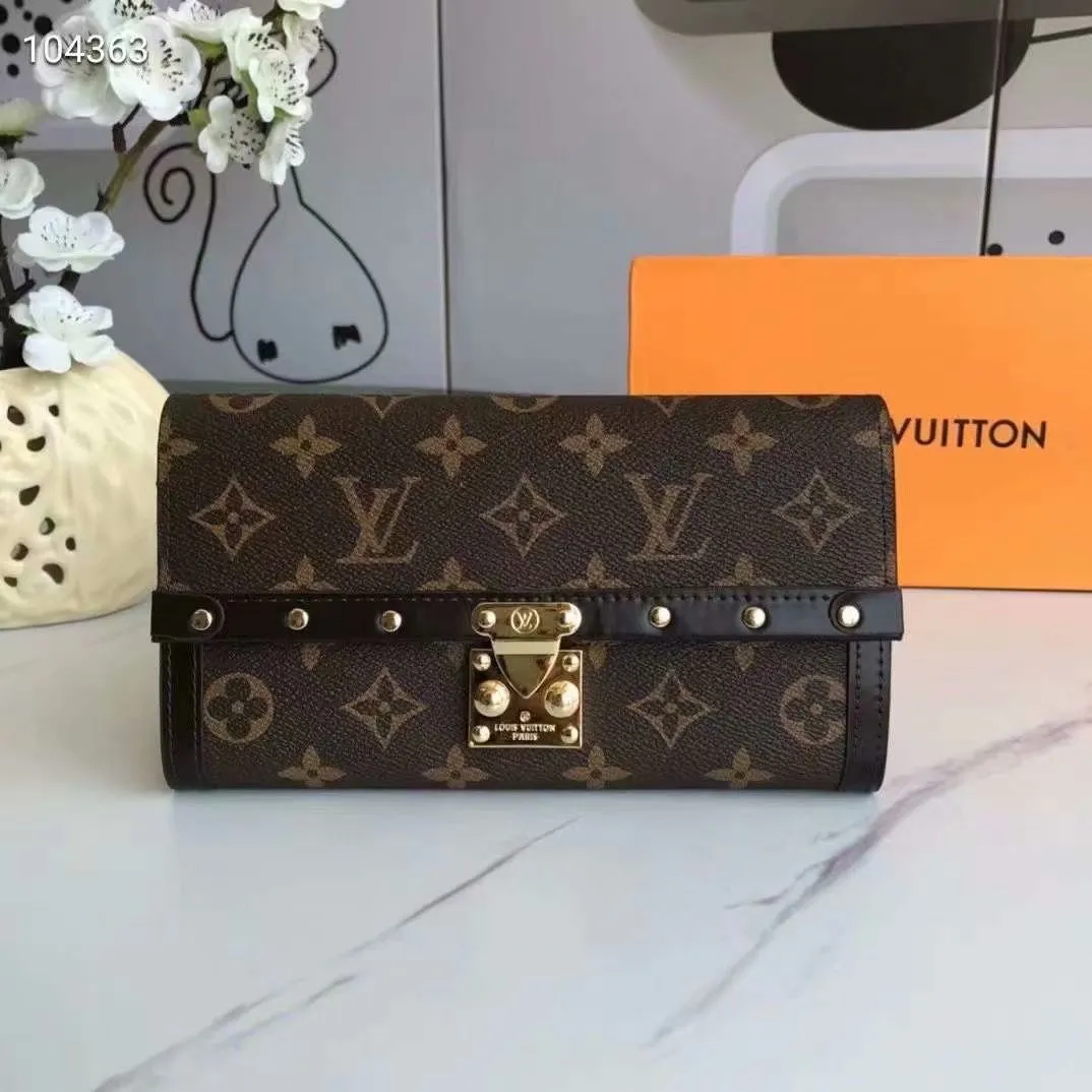P160N60535 Material: PVC with cowhide leather Size: 21/10 Crafted from Damier Ebene canvas and decorated with the iconic S lock and rivets, this stylish Venice wallet pays homage to Louis Vuitton’s rich heritage as a luxury luggage manufacturer. Thanks to its spacious and functional interior, this model can also be used as an elegant clutch.