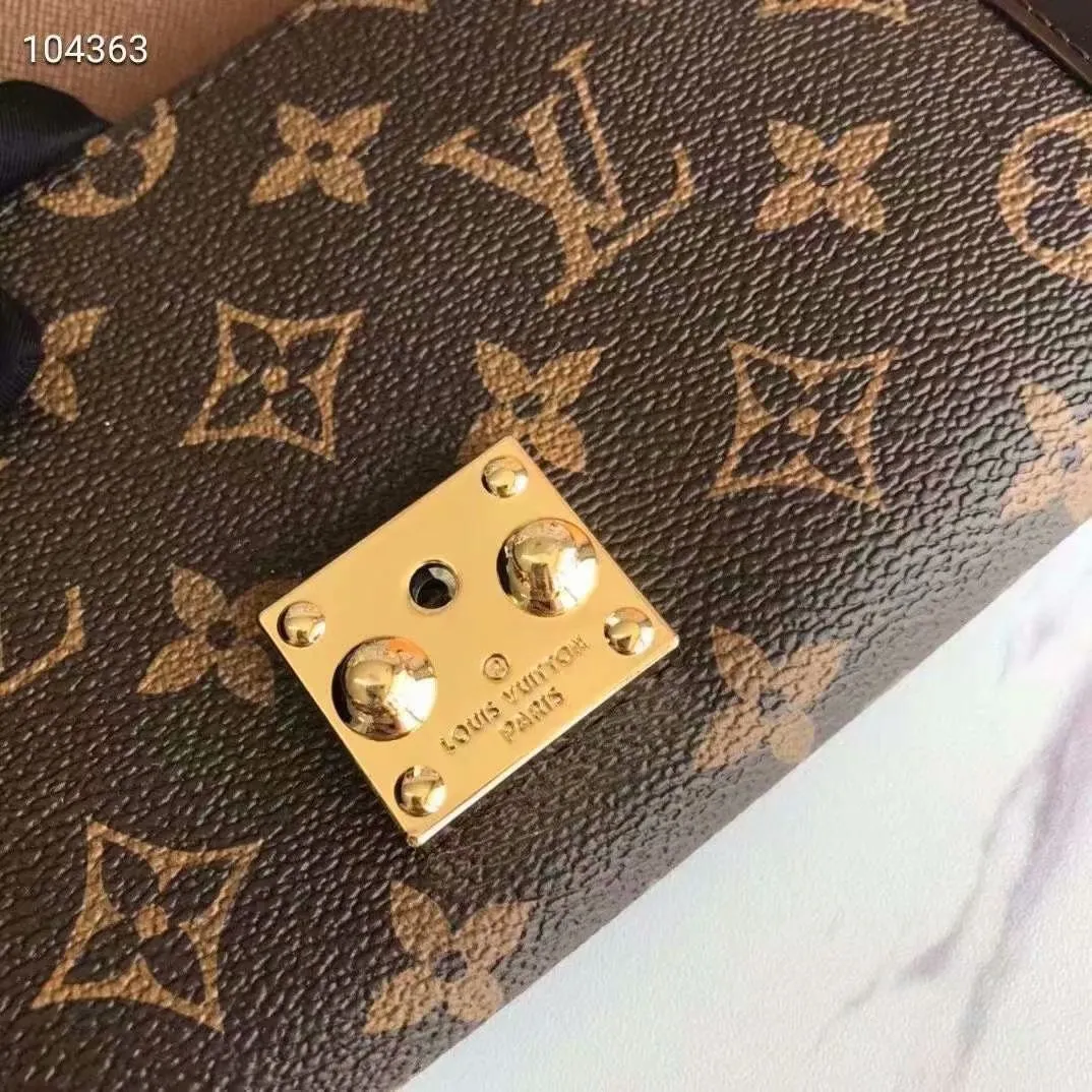 P160N60535 Material: PVC with cowhide leather Size: 21/10 Crafted from Damier Ebene canvas and decorated with the iconic S lock and rivets, this stylish Venice wallet pays homage to Louis Vuitton’s rich heritage as a luxury luggage manufacturer. Thanks to its spacious and functional interior, this model can also be used as an elegant clutch.