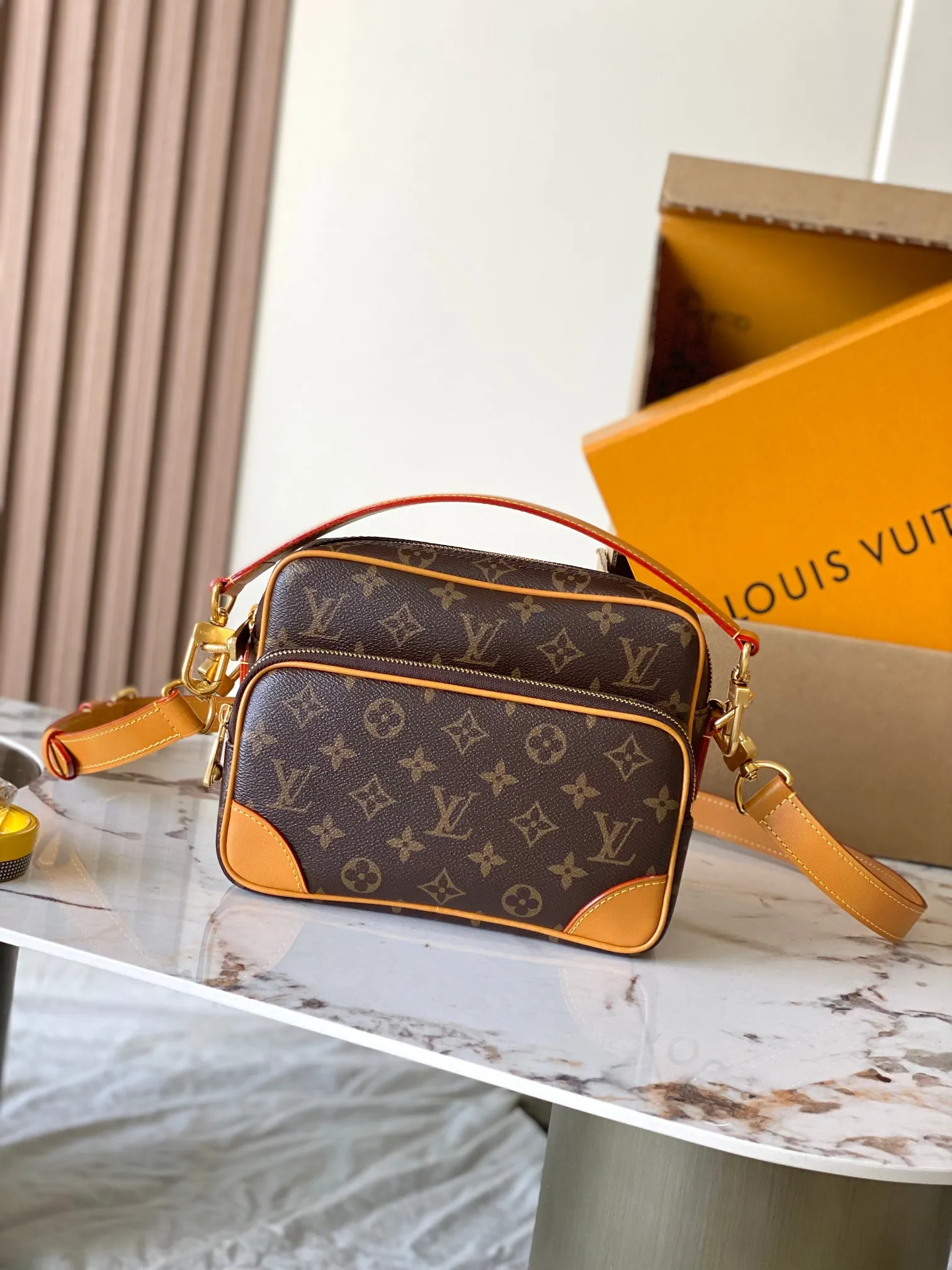 p1760 [Special grade MB163c chip version original leather] This NIL messenger bag Model: M14016 Material: Grade A all-steel hardware, imported original fabric Packaging: Full set of original duty-free MB packaging Size: 17.5*11*25CM