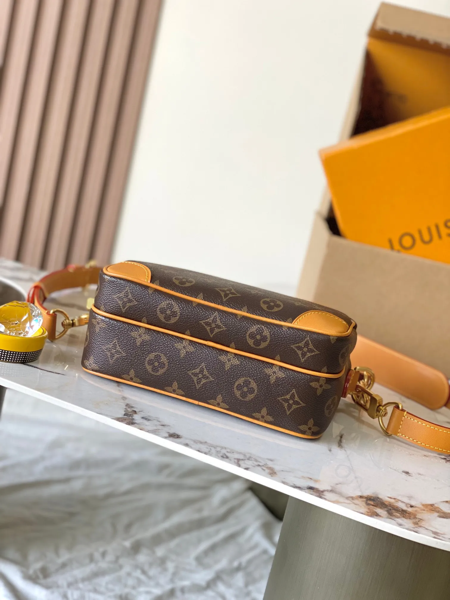 p1760 [Special grade MB163c chip version original leather] This NIL messenger bag Model: M14016 Material: Grade A all-steel hardware, imported original fabric Packaging: Full set of original duty-free MB packaging Size: 17.5*11*25CM