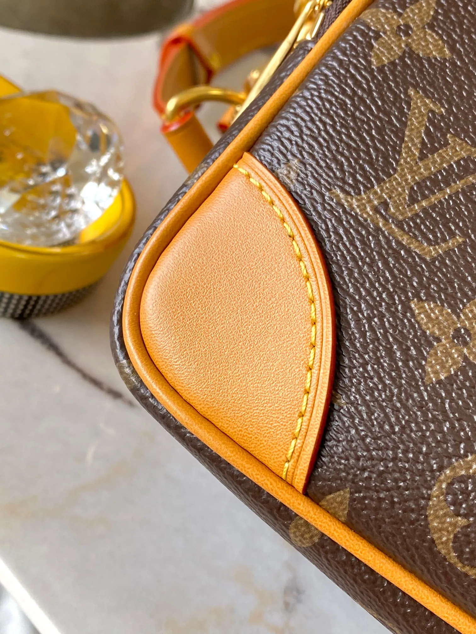 p1760 [Special grade MB163c chip version original leather] This NIL messenger bag Model: M14016 Material: Grade A all-steel hardware, imported original fabric Packaging: Full set of original duty-free MB packaging Size: 17.5*11*25CM