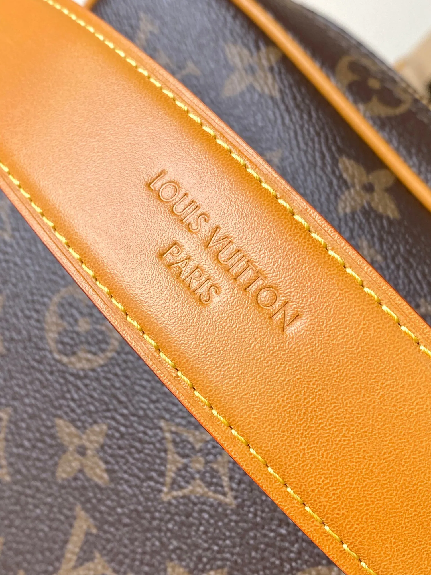 p1760 [Special grade MB163c chip version original leather] This NIL messenger bag Model: M14016 Material: Grade A all-steel hardware, imported original fabric Packaging: Full set of original duty-free MB packaging Size: 17.5*11*25CM