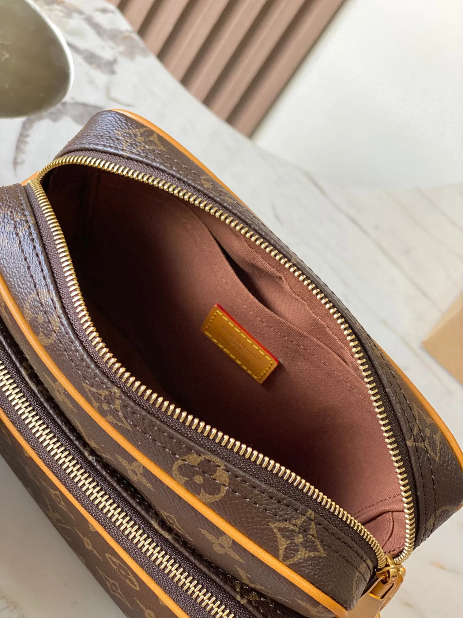 p1760 [Special grade MB163c chip version original leather] This NIL messenger bag Model: M14016 Material: Grade A all-steel hardware, imported original fabric Packaging: Full set of original duty-free MB packaging Size: 17.5*11*25CM