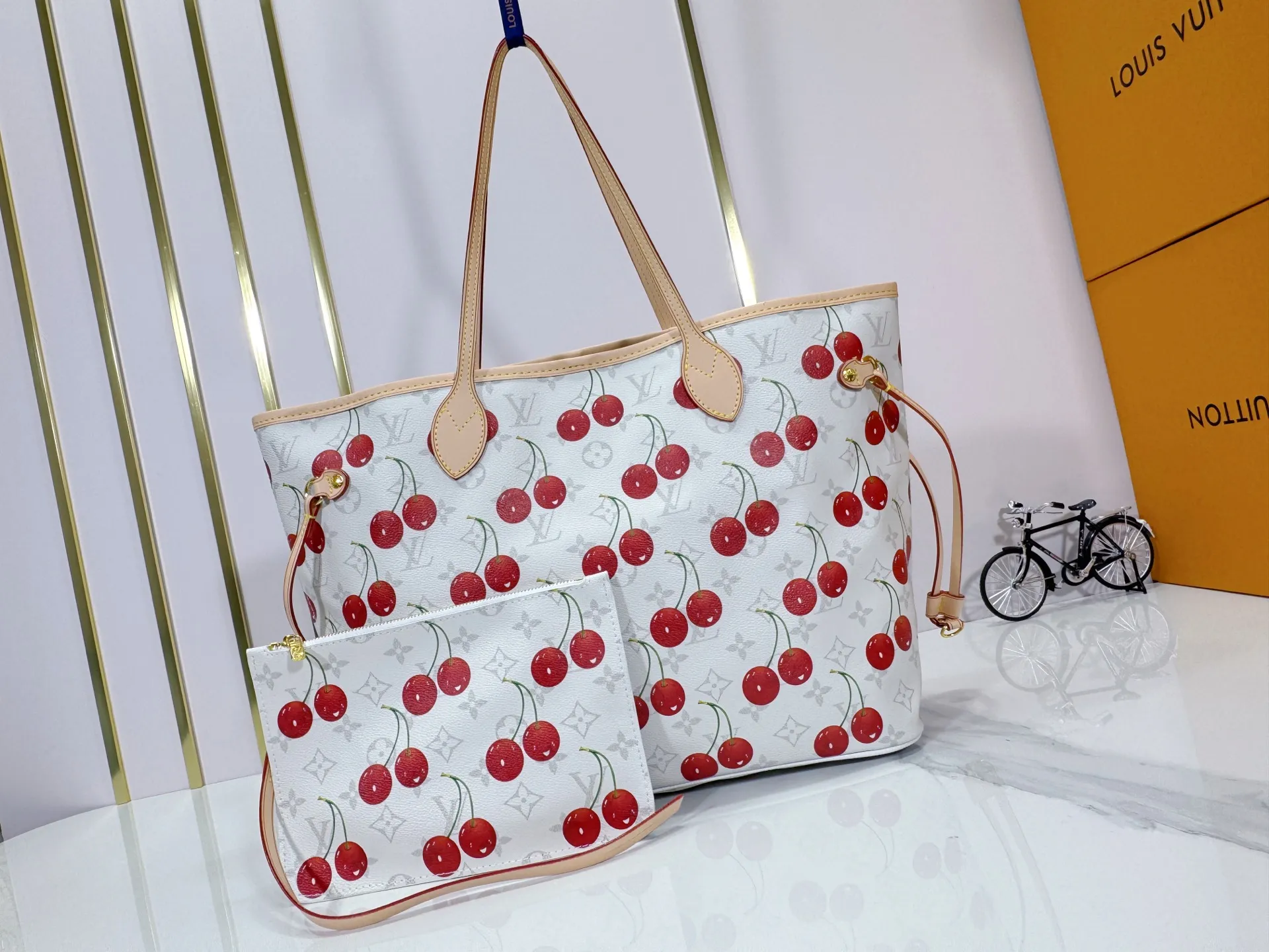 P260 Upgraded original M13758 M14210 M45686 M46649 M58907 M46329 M21579 M45685 M46676 M40995 This Neverfull medium handbag uses embossing and printing processes to depict the Monogram pattern on the cow leather. Tighten the side straps and the tote instantly transforms into an elegant urban handbag; the long handle makes it easy to carry over the shoulder or elbow. 31.0 x 28.0 x 14.0 cm (length x height x width)