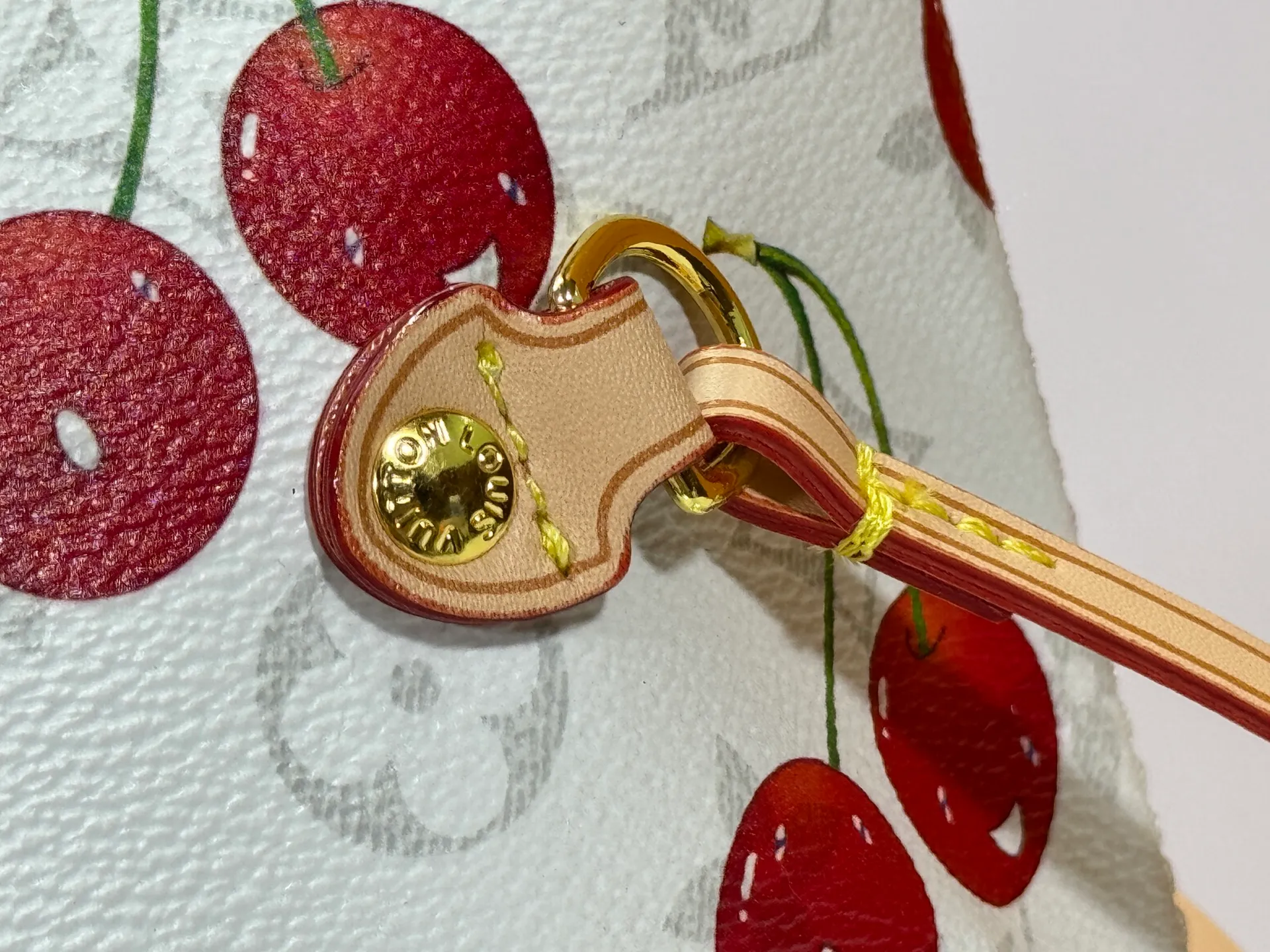 P260 Upgraded original M13758 M14210 M45686 M46649 M58907 M46329 M21579 M45685 M46676 M40995 This Neverfull medium handbag uses embossing and printing processes to depict the Monogram pattern on the cow leather. Tighten the side straps and the tote instantly transforms into an elegant urban handbag; the long handle makes it easy to carry over the shoulder or elbow. 31.0 x 28.0 x 14.0 cm (length x height x width)