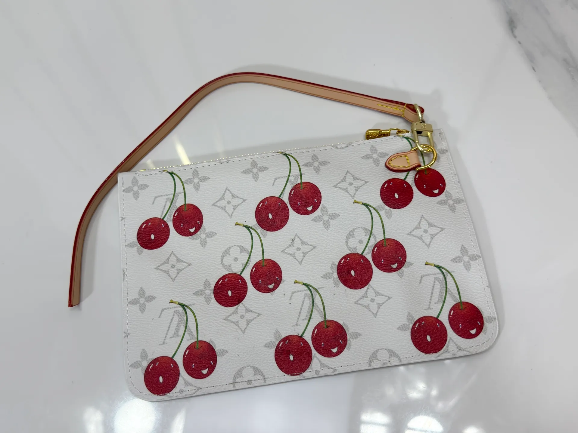 P260 Upgraded original M13758 M14210 M45686 M46649 M58907 M46329 M21579 M45685 M46676 M40995 This Neverfull medium handbag uses embossing and printing processes to depict the Monogram pattern on the cow leather. Tighten the side straps and the tote instantly transforms into an elegant urban handbag; the long handle makes it easy to carry over the shoulder or elbow. 31.0 x 28.0 x 14.0 cm (length x height x width)