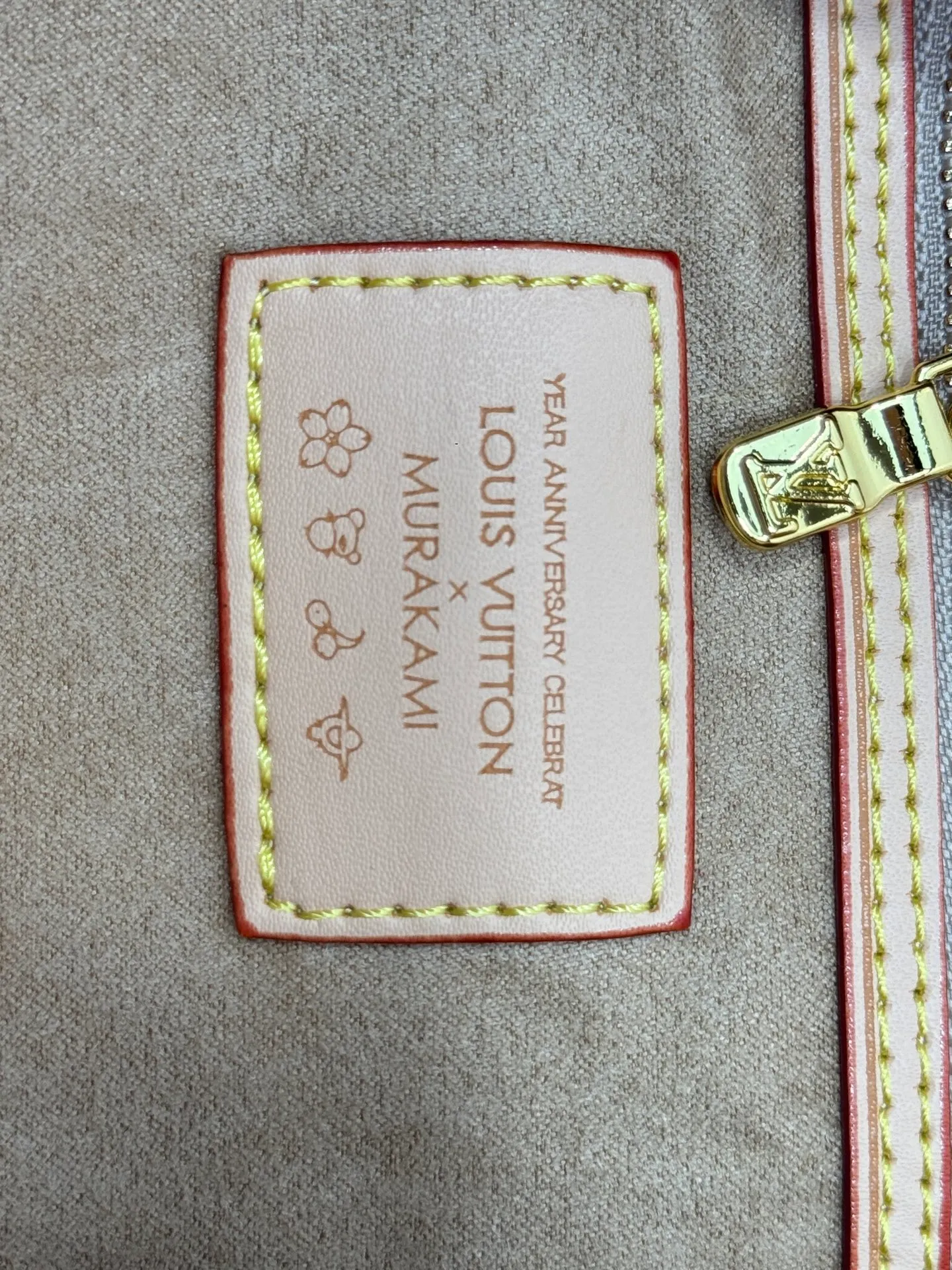 P260 Upgraded original M13758 M14210 M45686 M46649 M58907 M46329 M21579 M45685 M46676 M40995 This Neverfull medium handbag uses embossing and printing processes to depict the Monogram pattern on the cow leather. Tighten the side straps and the tote instantly transforms into an elegant urban handbag; the long handle makes it easy to carry over the shoulder or elbow. 31.0 x 28.0 x 14.0 cm (length x height x width)
