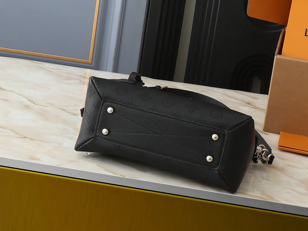 💰240💰Upgraded from the original M13157 M24255 M24114. This Hand It All small handbag uses cow leather to interpret the brand's Bloom elements, incorporates floral imagery into the perforated Monogram pattern, and upgrades the classic style with contrasting brand names. The inner patch pocket is convenient for storing mobile phones, and the woven chain allows for flexible switching between cross-body or shoulder wear. Dimensions: 29.0 x 18.0 x 13.0 cm (length x height x width)