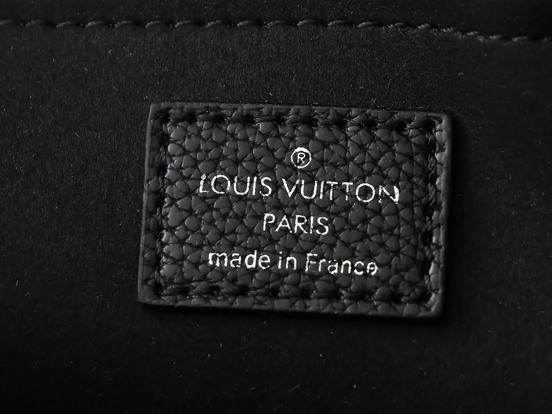 💰240💰Upgraded from the original M13157 M24255 M24114. This Hand It All small handbag uses cow leather to interpret the brand's Bloom elements, incorporates floral imagery into the perforated Monogram pattern, and upgrades the classic style with contrasting brand names. The inner patch pocket is convenient for storing mobile phones, and the woven chain allows for flexible switching between cross-body or shoulder wear. Dimensions: 29.0 x 18.0 x 13.0 cm (length x height x width)