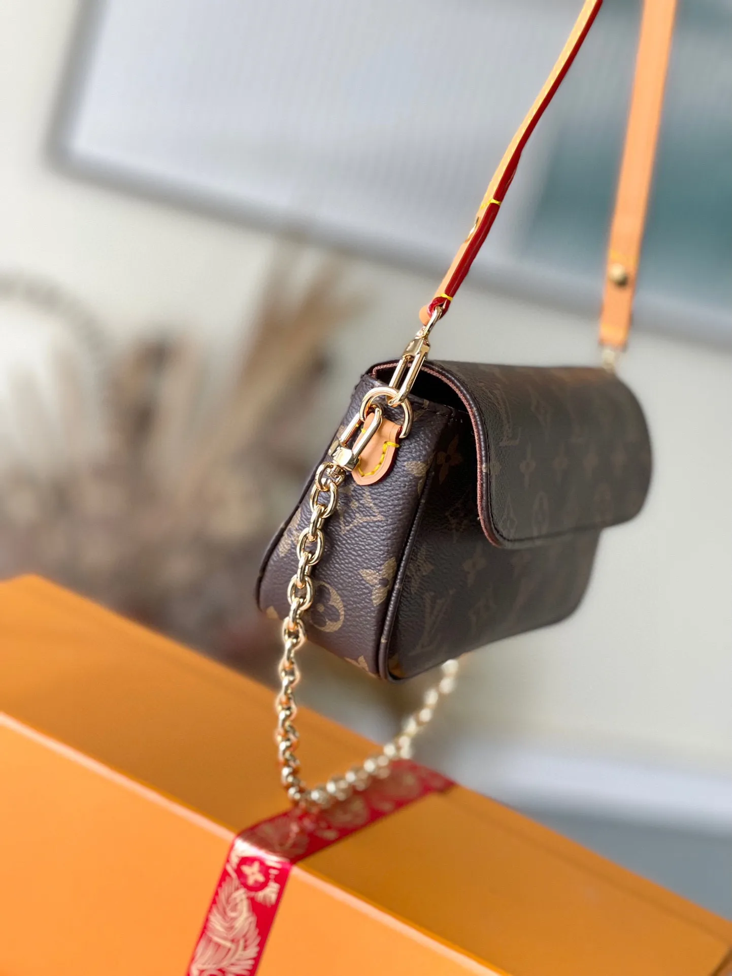 💰680 (Steel Chain) Top Original M81911 Wallet On Chain Ivy handbag is made of Monogram canvas, inspired by the Sac Recoleta handbag of the 2000s. The card compartment and zippered inner pocket can accommodate daily needs, and the chain and adjustable leather shoulder strap are detachable, allowing for long and short shoulder and cross-body wear options.  Dimensions: 23.5 x 12 x 4.3 cm
