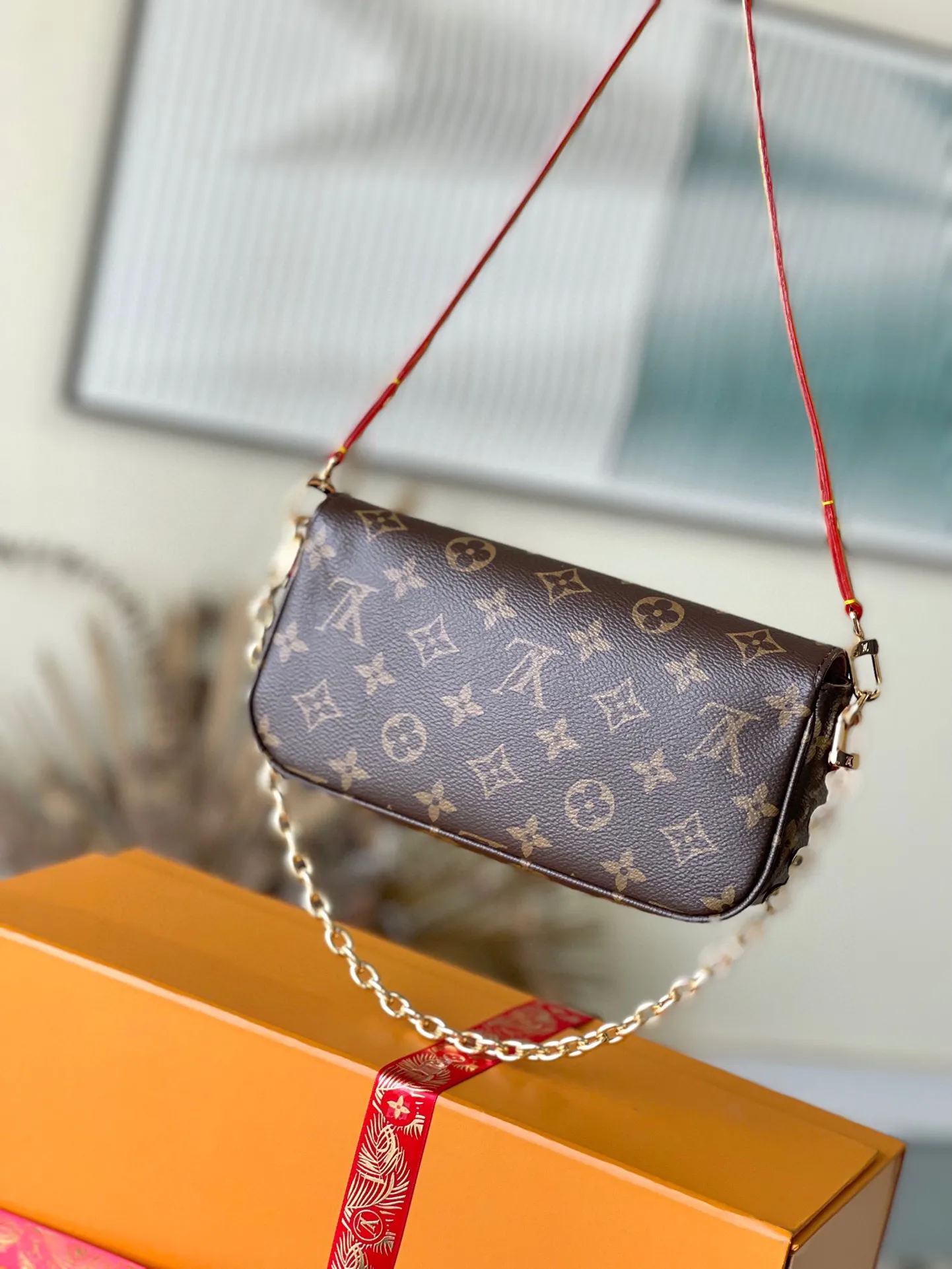 💰680 (Steel Chain) Top Original M81911 Wallet On Chain Ivy handbag is made of Monogram canvas, inspired by the Sac Recoleta handbag of the 2000s. The card compartment and zippered inner pocket can accommodate daily needs, and the chain and adjustable leather shoulder strap are detachable, allowing for long and short shoulder and cross-body wear options.  Dimensions: 23.5 x 12 x 4.3 cm