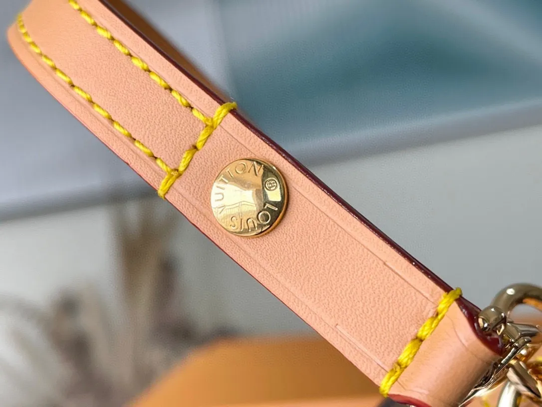 💰680 (Steel Chain) Top Original M81911 Wallet On Chain Ivy handbag is made of Monogram canvas, inspired by the Sac Recoleta handbag of the 2000s. The card compartment and zippered inner pocket can accommodate daily needs, and the chain and adjustable leather shoulder strap are detachable, allowing for long and short shoulder and cross-body wear options.  Dimensions: 23.5 x 12 x 4.3 cm