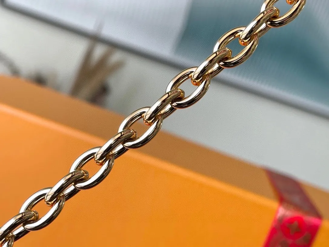 💰680 (Steel Chain) Top Original M81911 Wallet On Chain Ivy handbag is made of Monogram canvas, inspired by the Sac Recoleta handbag of the 2000s. The card compartment and zippered inner pocket can accommodate daily needs, and the chain and adjustable leather shoulder strap are detachable, allowing for long and short shoulder and cross-body wear options.  Dimensions: 23.5 x 12 x 4.3 cm